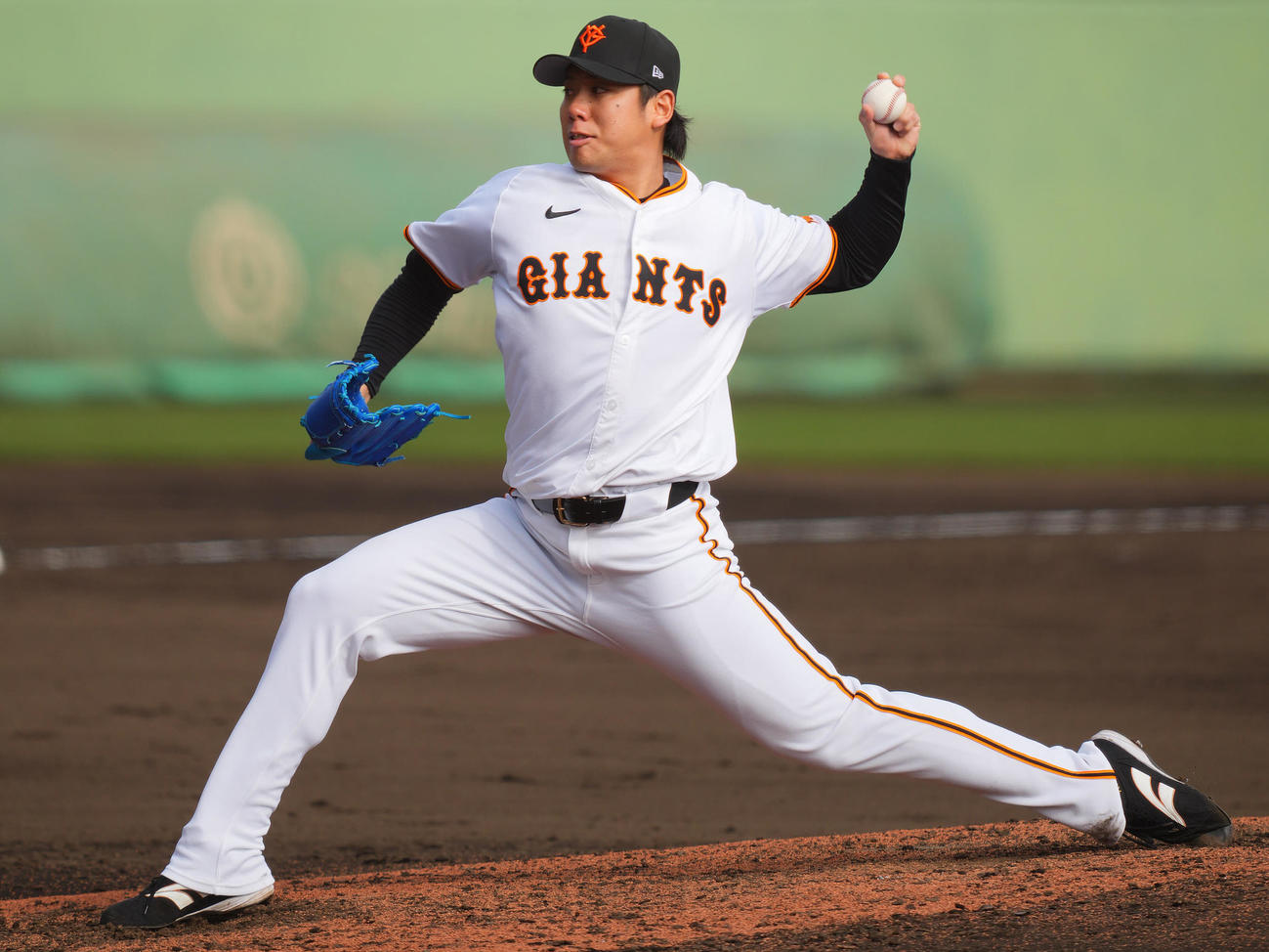 巨人対サムスン　8回表、巨人4番手で登板し力投する又木（撮影・垰建太）