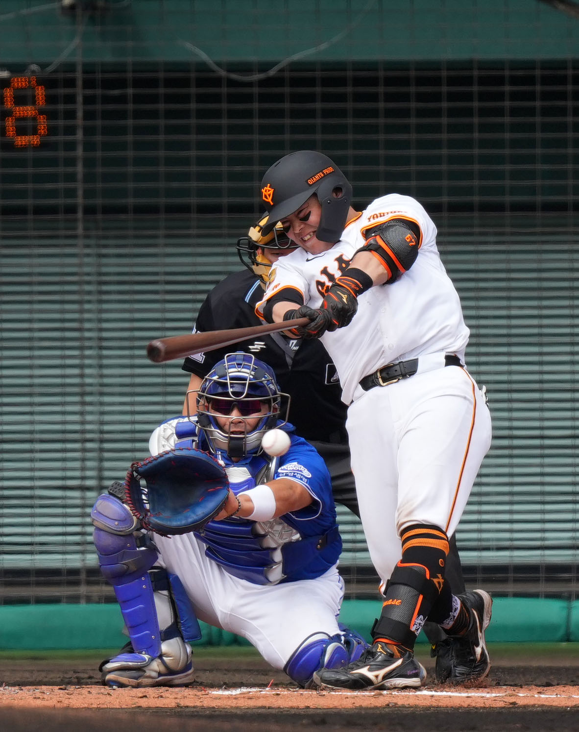 巨人対サムスン　2回裏巨人1死一、二塁、左前打を放つ山瀬（撮影・横山健太）