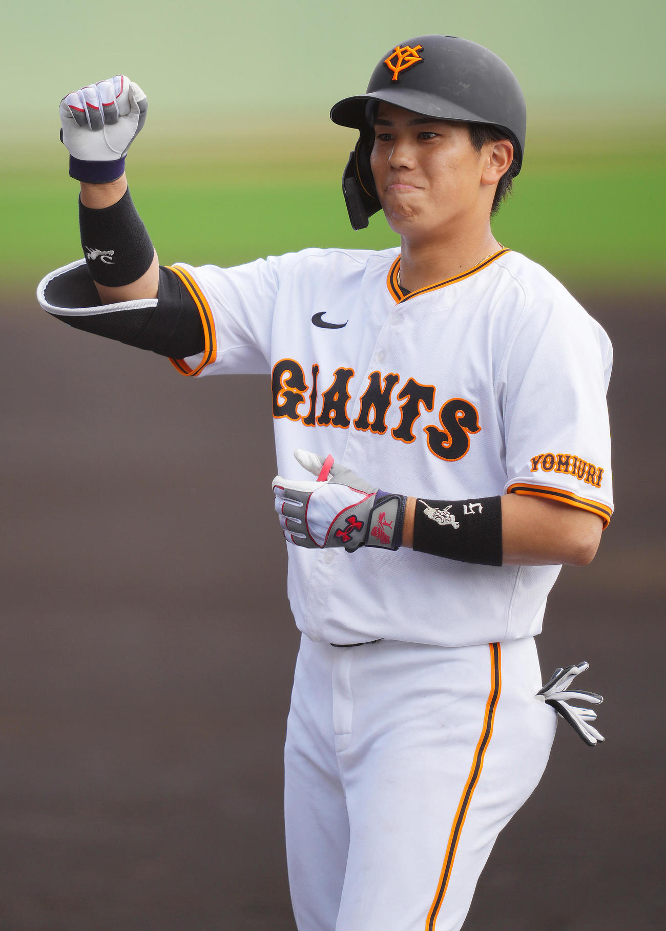 巨人対サムスン　3回裏巨人1死満塁、先制の適時打を放ちガッツポーズする門脇（撮影・垰建太）