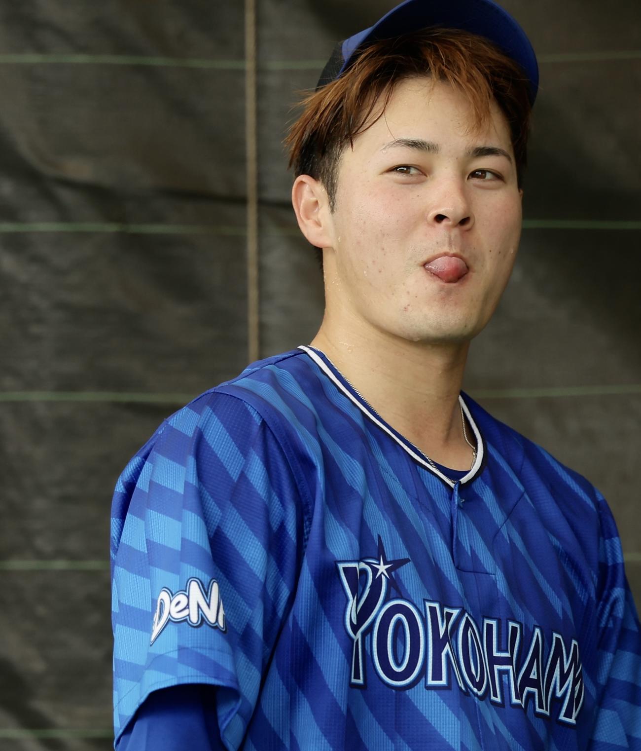 ブルペン投球を終え笑顔を見せる笠谷（撮影・河田真司）
