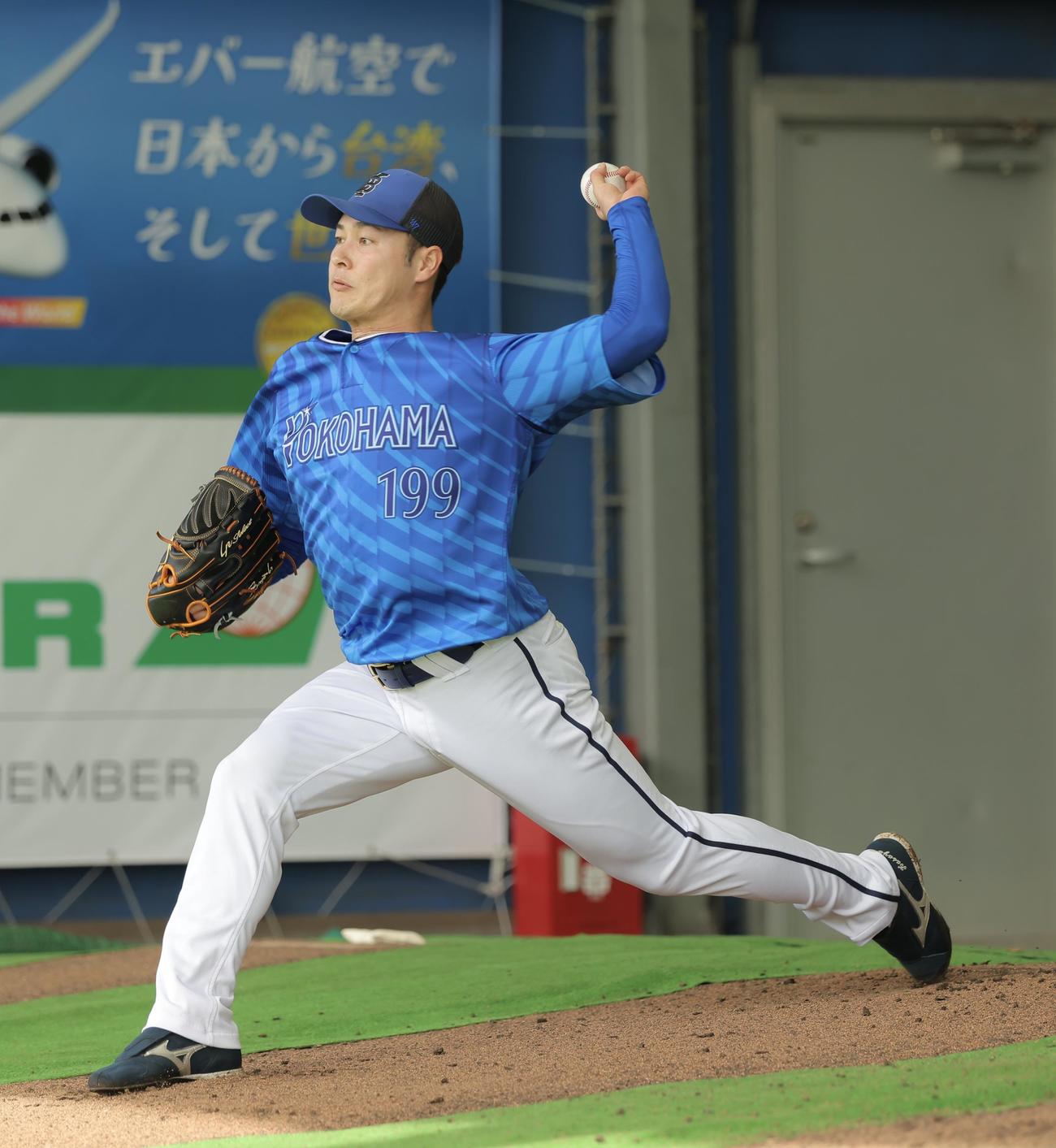 ブルペン投球するDeNA笠谷（撮影・河田真司）