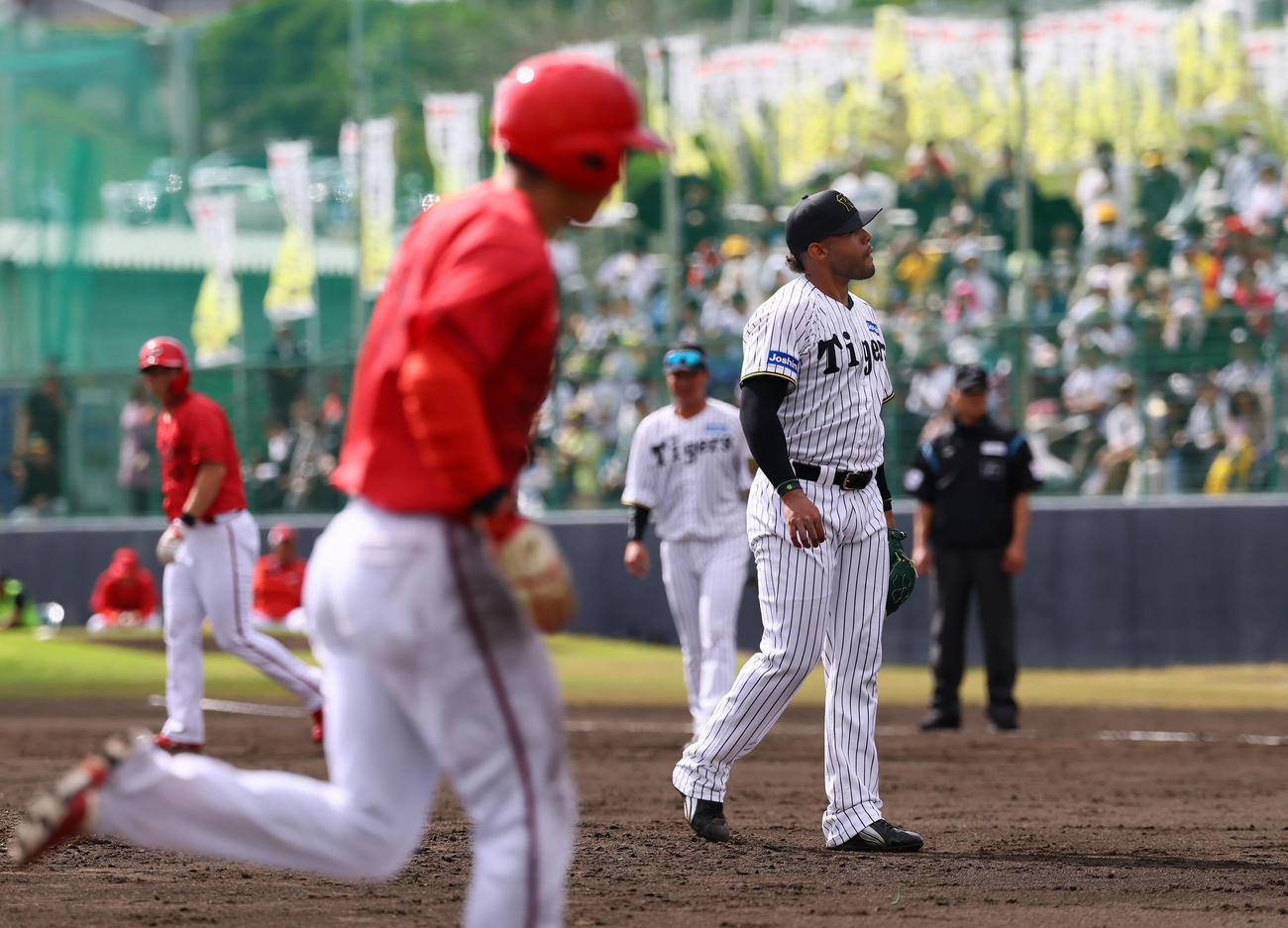 練習試合阪神対広島　5回表広島1死満塁、二俣に押し出しの四球を与えたベタンセス（撮影・藤尾明華）