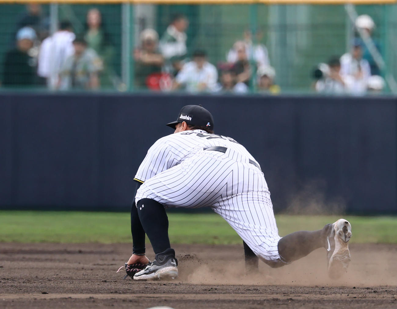 練習試合阪神対広島　4回表広島1死、中村奨の打球をはじく一塁手ヘルナンデス（撮影・藤尾明華）