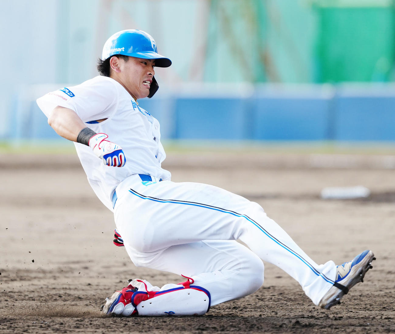 日本ハム対楽天　8回裏日本ハム2死一、二塁、2点適時三塁打で滑り込む野村（撮影・江口和貴）