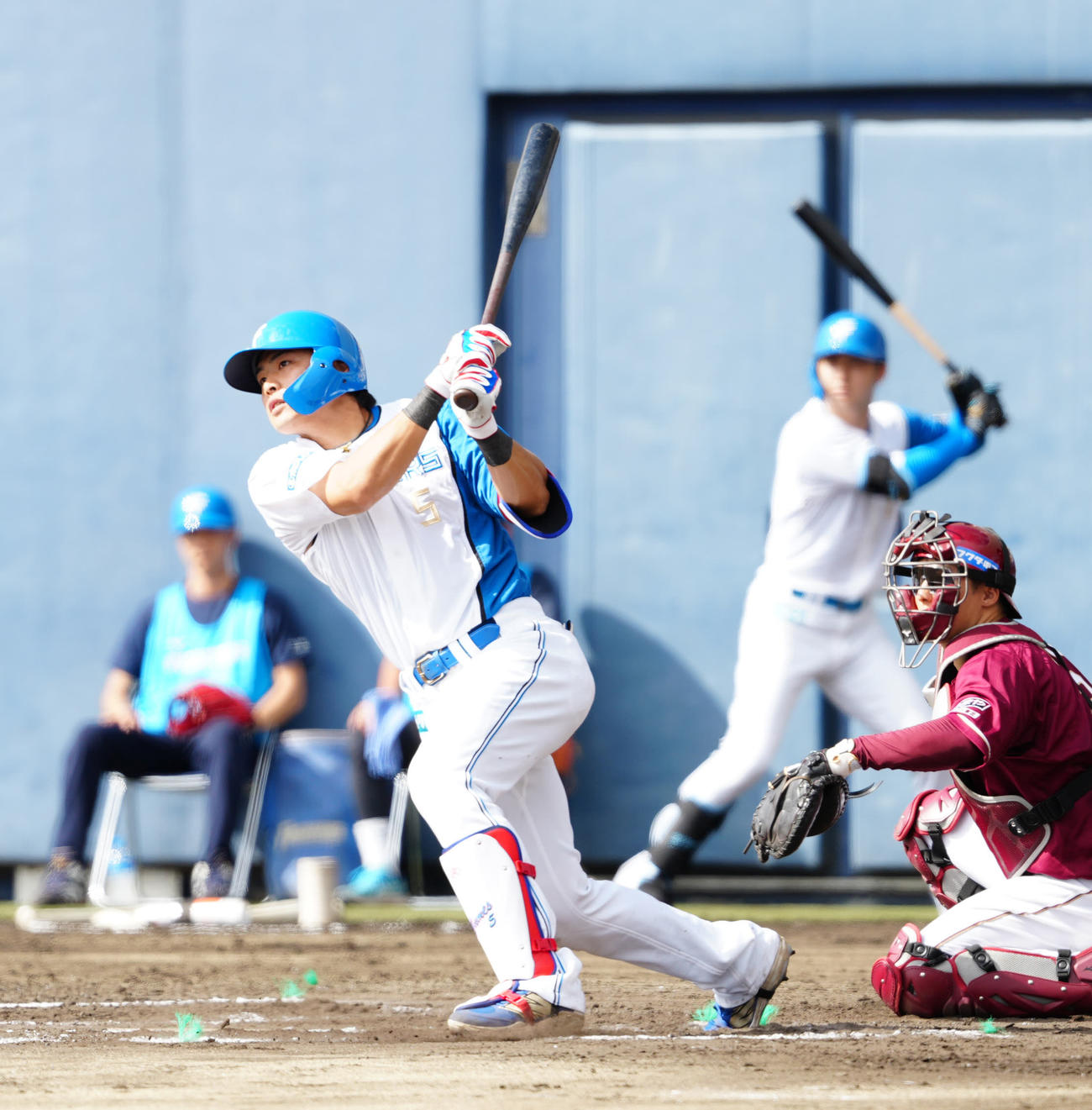 日本ハム対楽天　6回裏日本ハム1死満塁、2点適時二塁打を放つ野村（撮影・江口和貴）