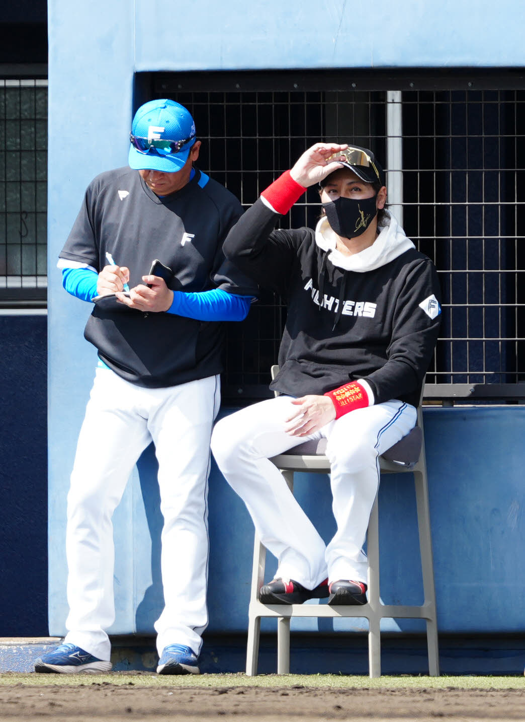 日本ハム対楽天　3回表、戦況を見つめる日本ハム新庄監督（右）（撮影・江口和貴）
