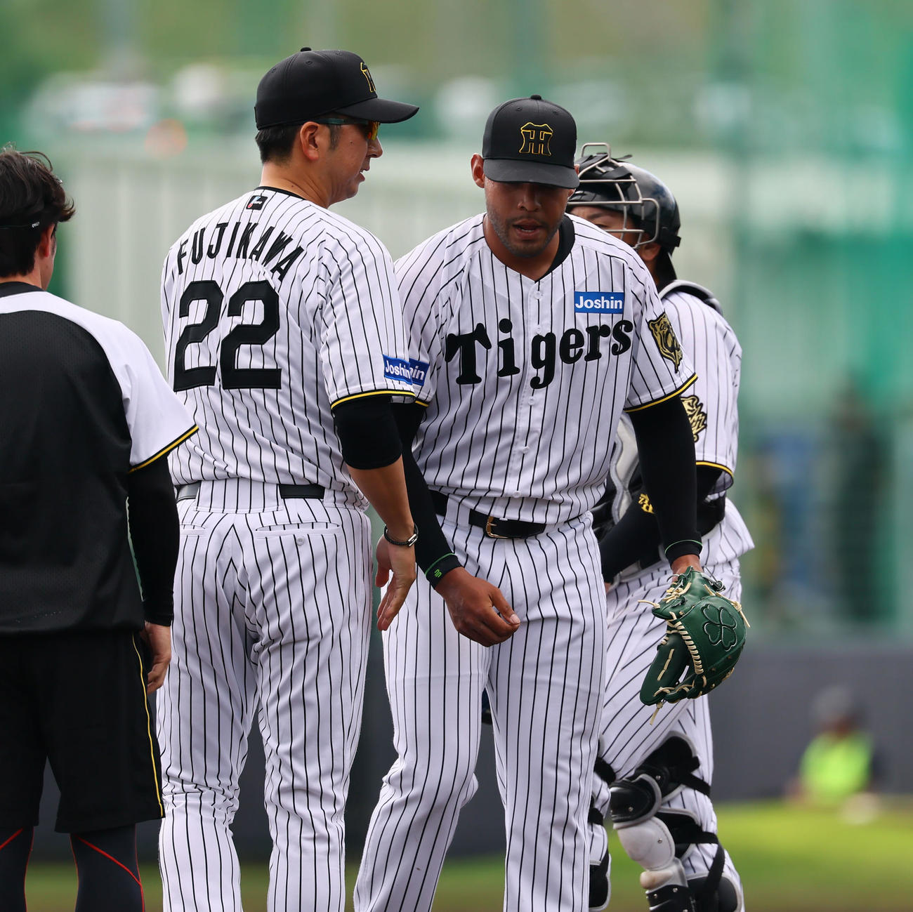 練習試合阪神対広島　5回途中、藤川監督（左）に声をかけられ降板するベタンセス（撮影・藤尾明華）