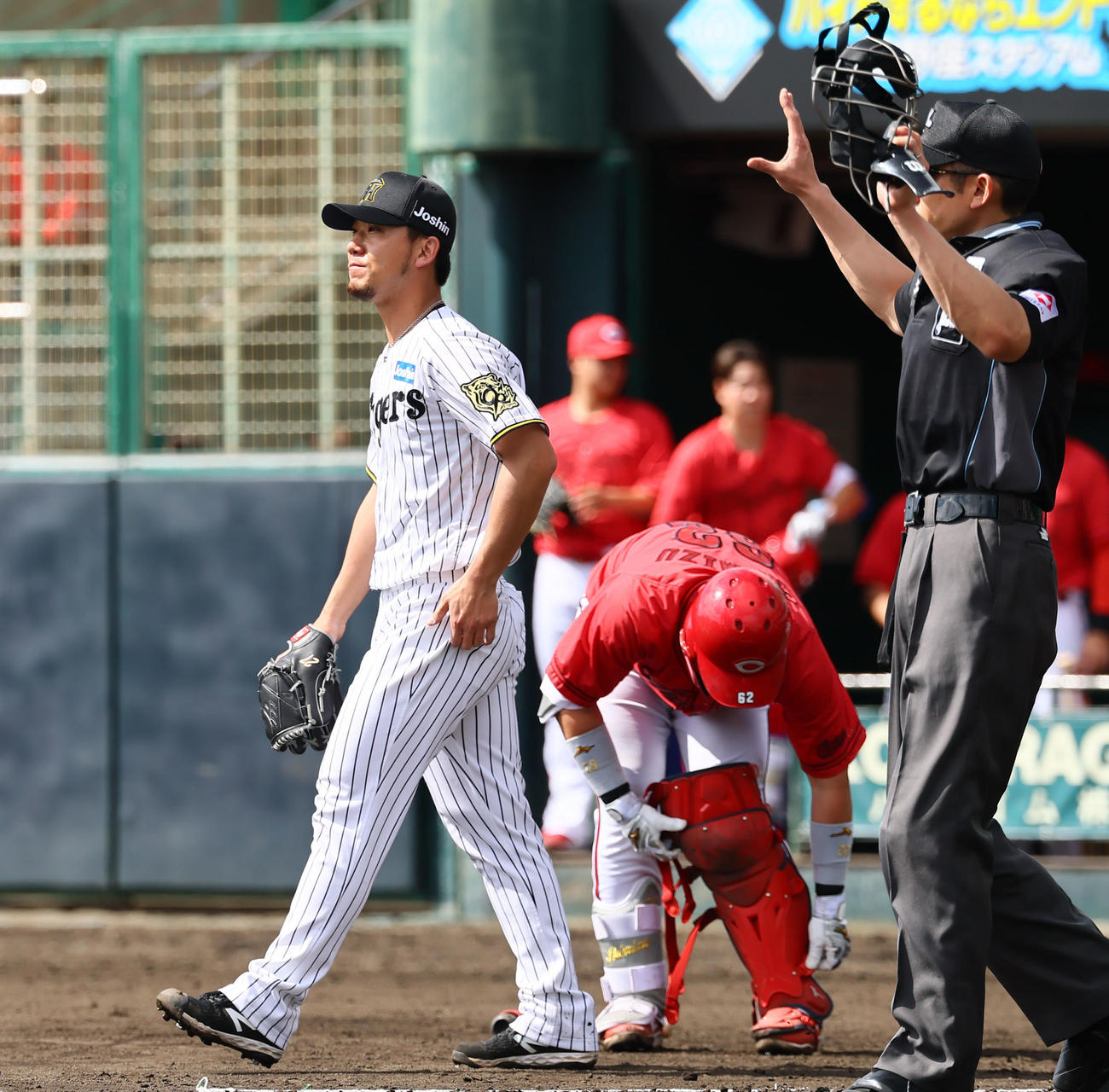 練習試合阪神対広島　2回表広島2死二、三塁、内田に左前2点適時打を許した伊藤将（撮影・藤尾明華）