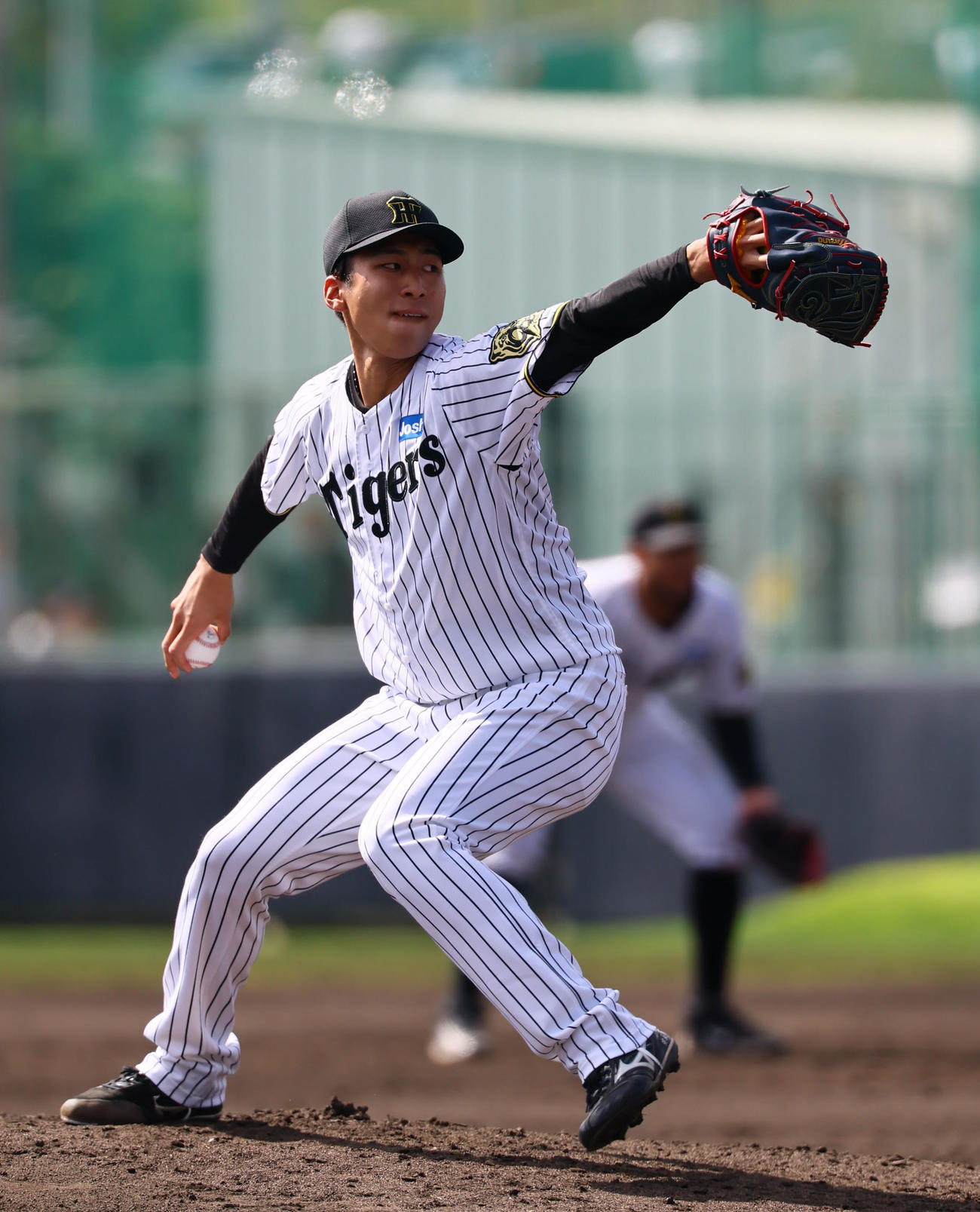 練習試合阪神対広島　3回、2番手で登板した阪神茨木（撮影・藤尾明華）