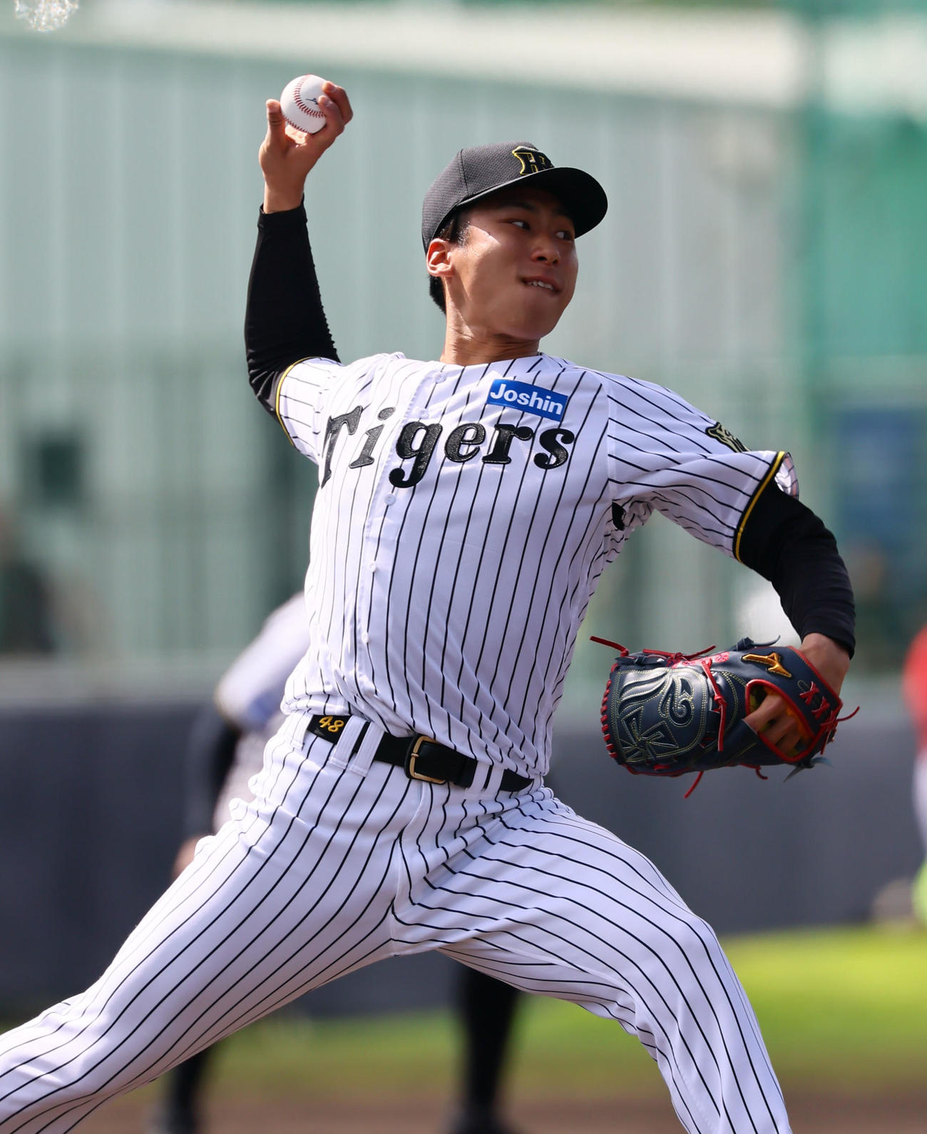 練習試合阪神対広島　3回、2番手で登板した阪神茨木（撮影・藤尾明華）