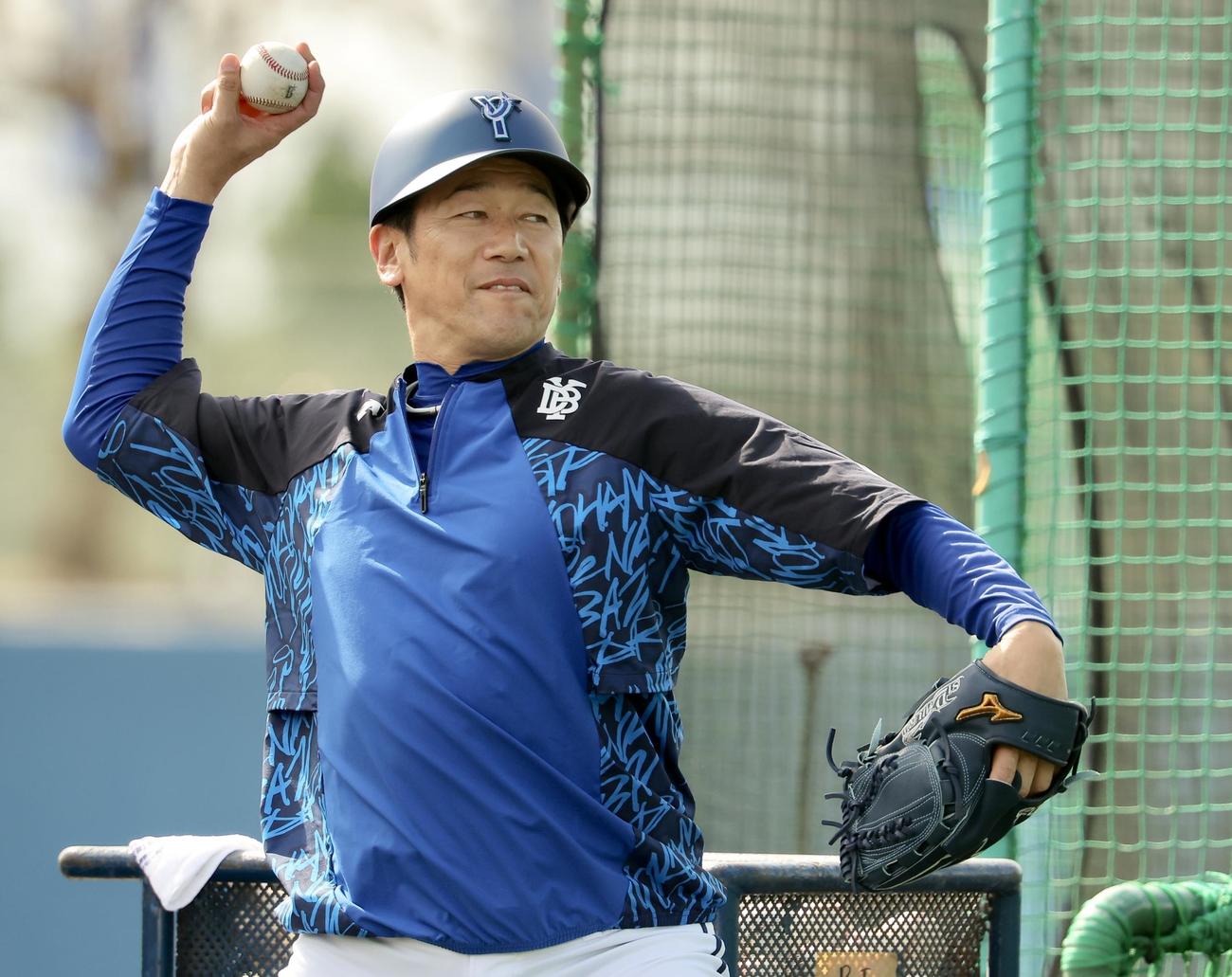 特打で投手を務めるDeNA三浦監督（撮影・河田真司）