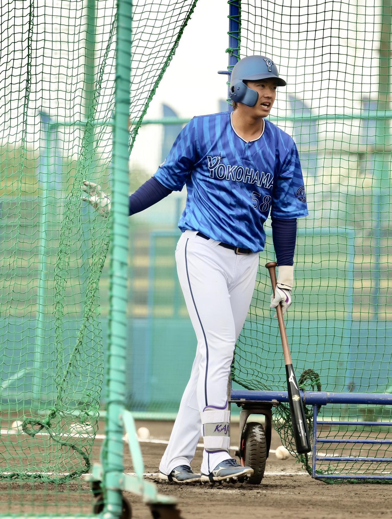 特打に臨むDeNA梶原（撮影・河田真司）
