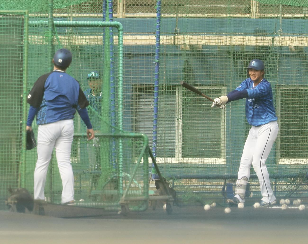 特打で三浦監督の球を受けるDeNA梶原（撮影・河田真司）