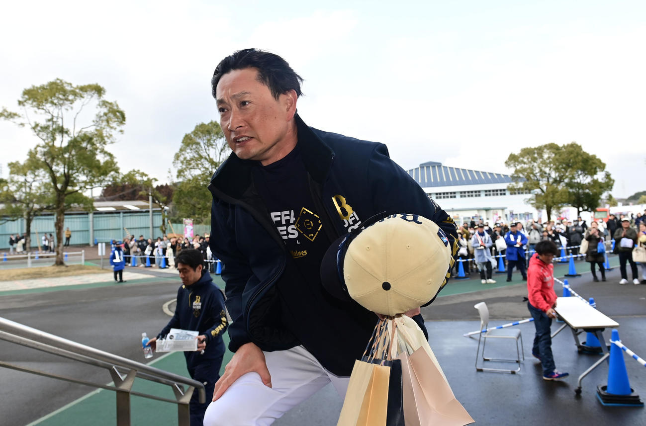 1時間半近く行ったサイン会を終えたオリックス岸田監督（撮影・和賀正仁）