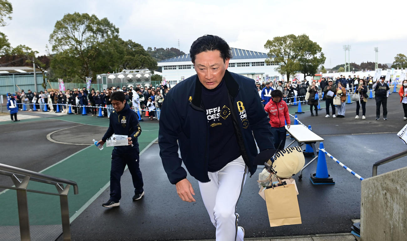 1時間半近く行ったサイン会を終えたオリックス岸田監督（撮影・和賀正仁）