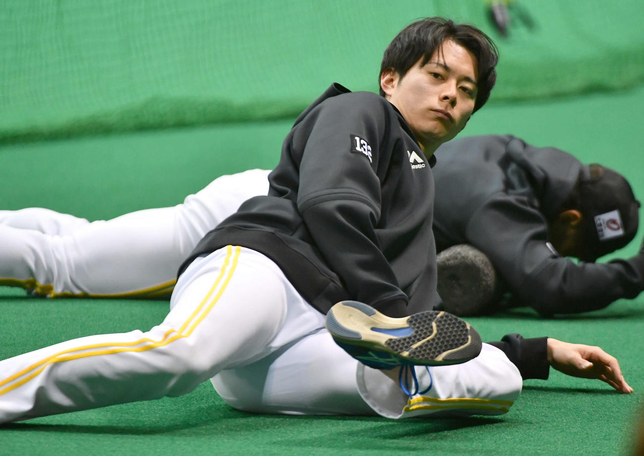 ストレッチを行うソフトバンク川口（2025年2月11日撮影）