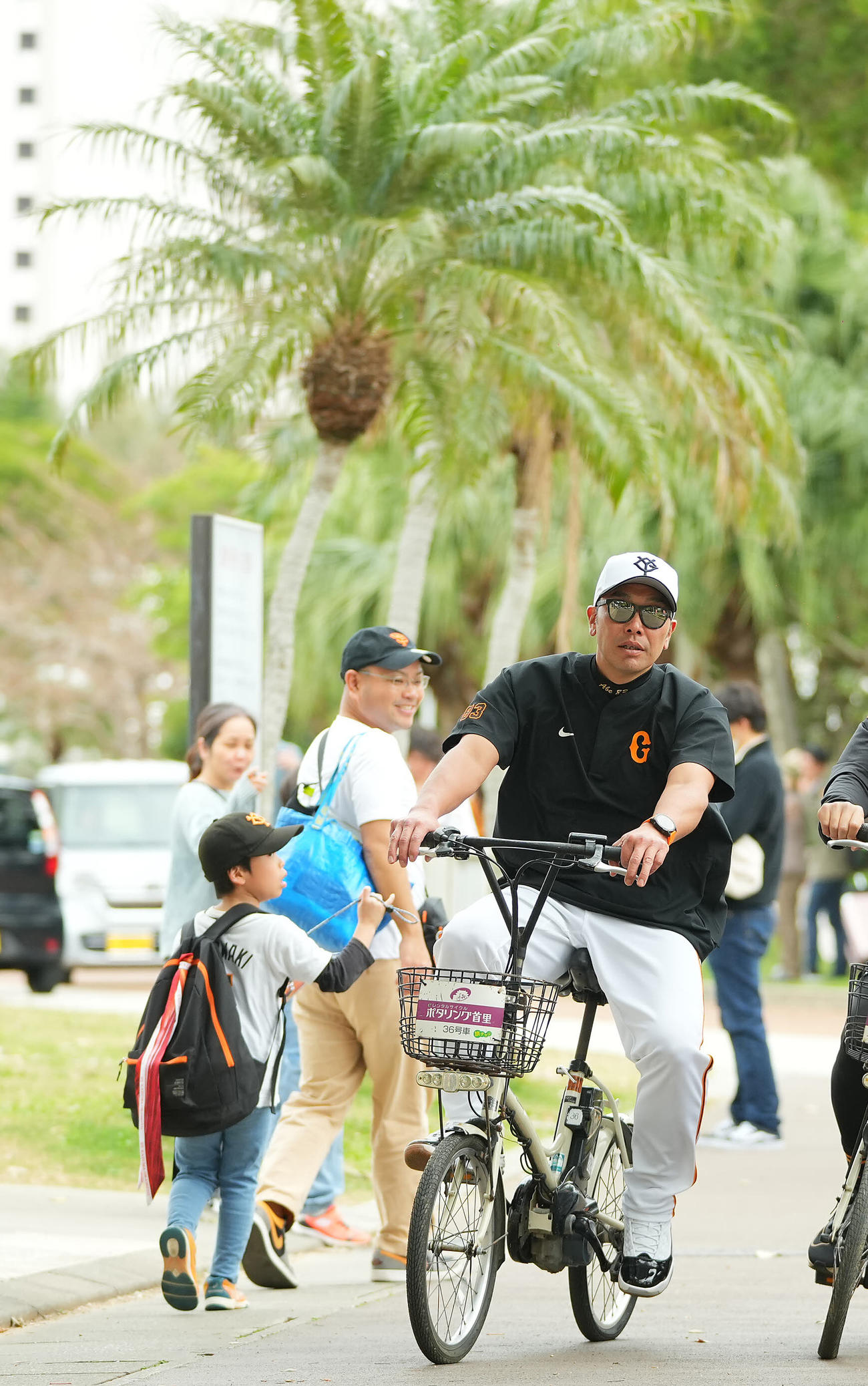 ブルペンの視察を終自転車で移動する巨人阿部監督（撮影・垰建太）