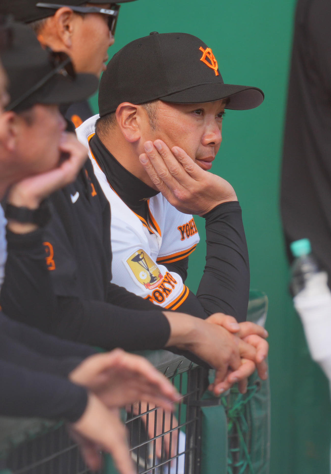 巨人対サムスン　7回、ベンチで渋い表情の巨人阿部監督（撮影・垰建太）