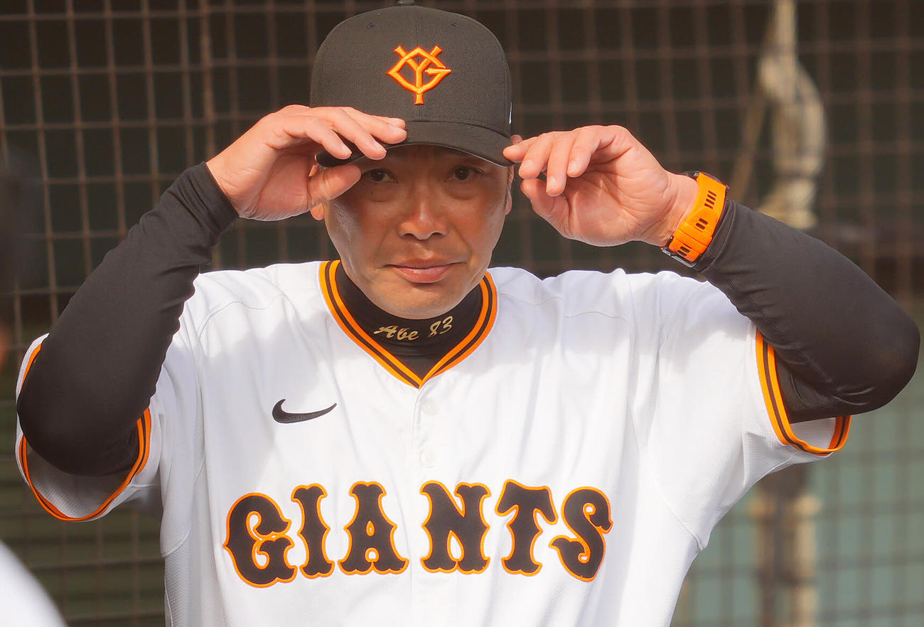 巨人対サムスン　7回裏の攻撃を終え交代を告げる巨人阿部監督（撮影・垰建太）