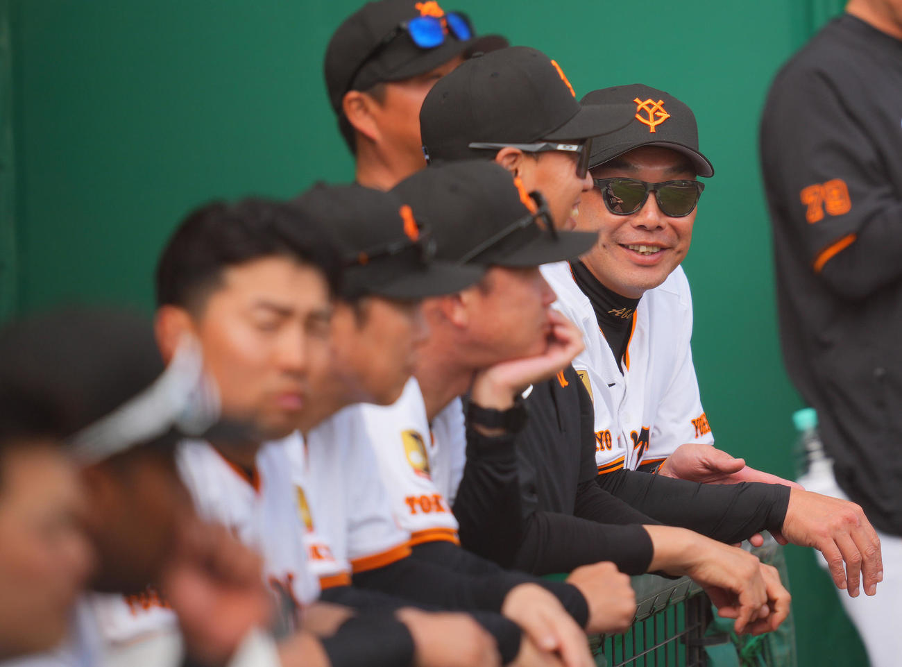 巨人対サムスン　試合中、笑顔を見せる巨人阿部監督（右）（撮影・垰建太）