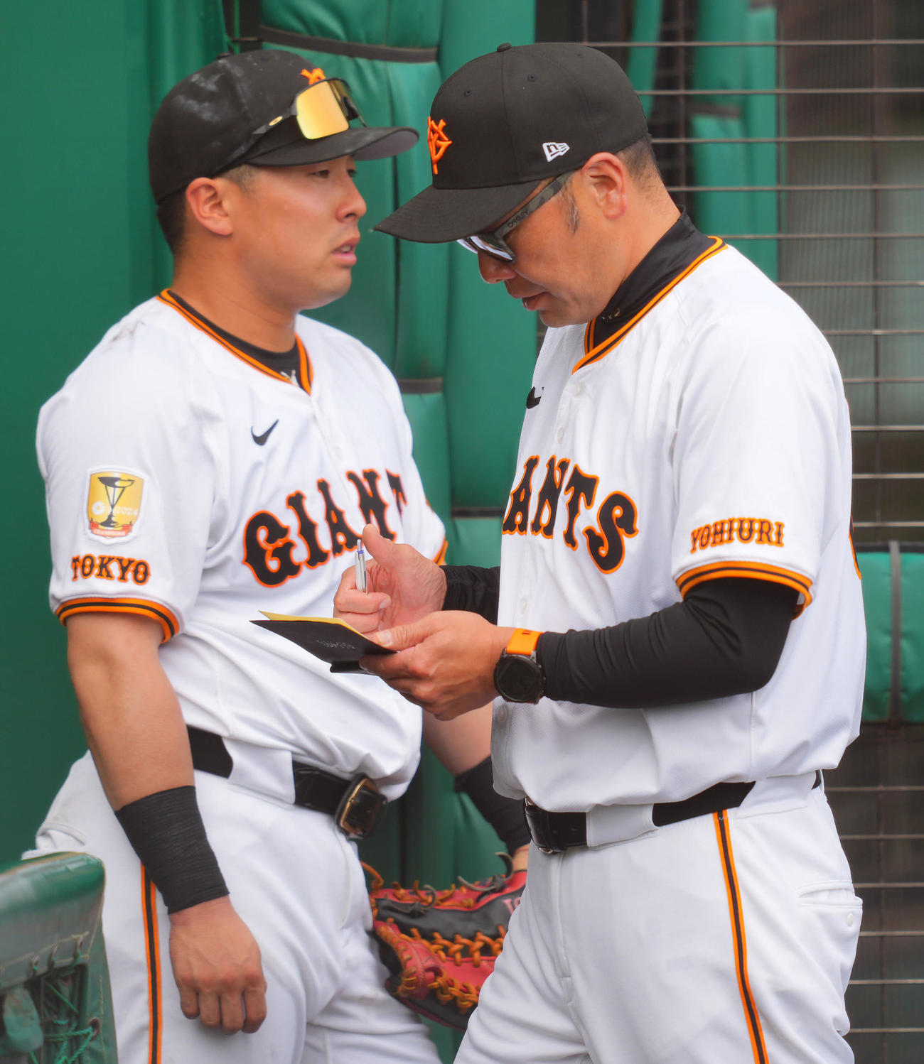 巨人対サムスン　試合中、メモをとる巨人阿部監督（右）。左は浅野（撮影・垰建太）