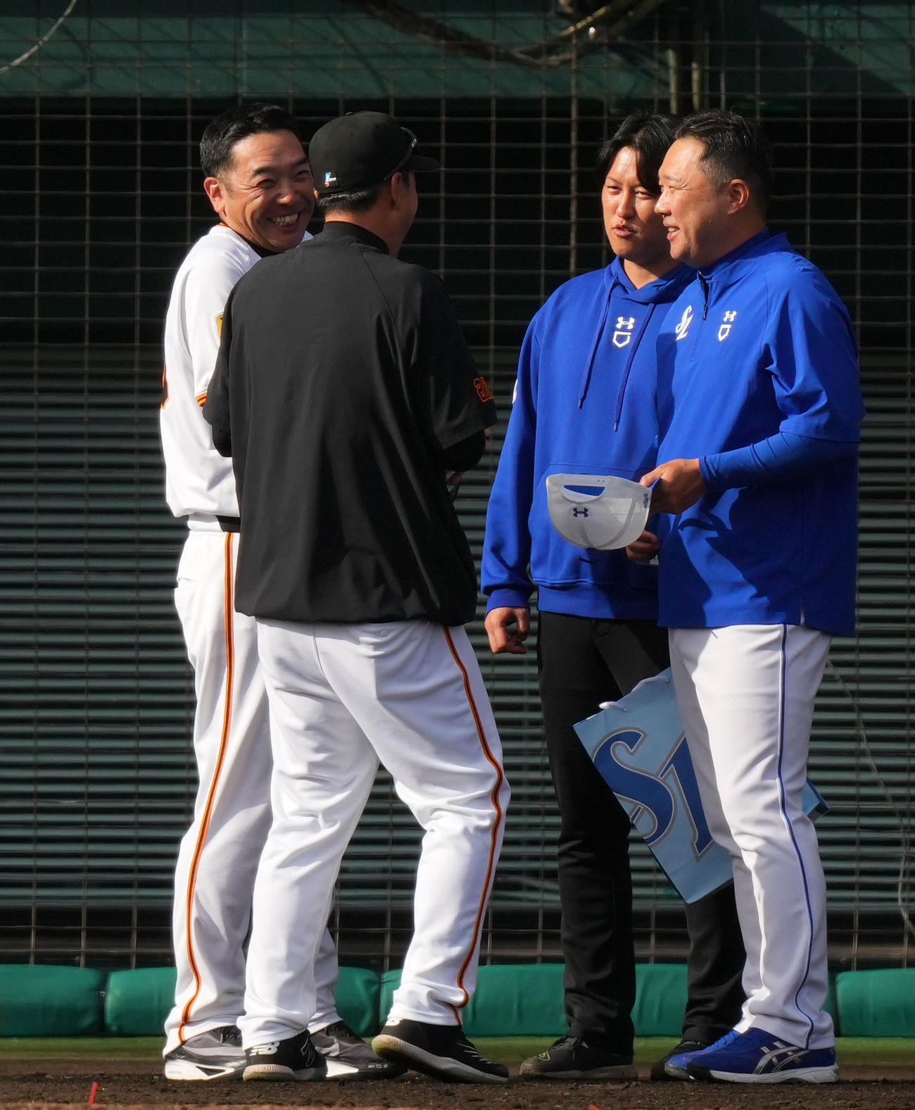 巨人対サムスン　試合後、言葉を交わす巨人阿部監督（左）とサムスン朴鎮萬監督（右）（撮影・横山健太）