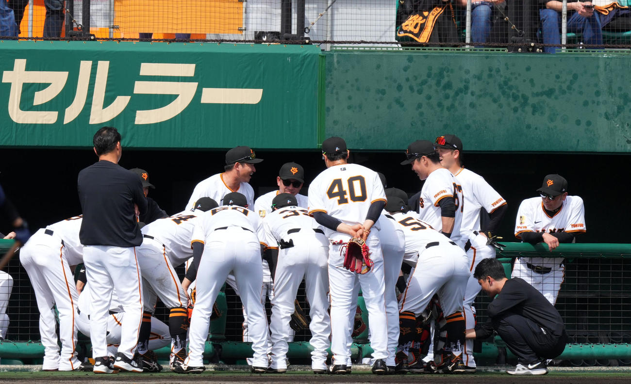 巨人対サムスン　試合前、円陣を組む巨人ナイン。右は阿部監督（撮影・横山健太）