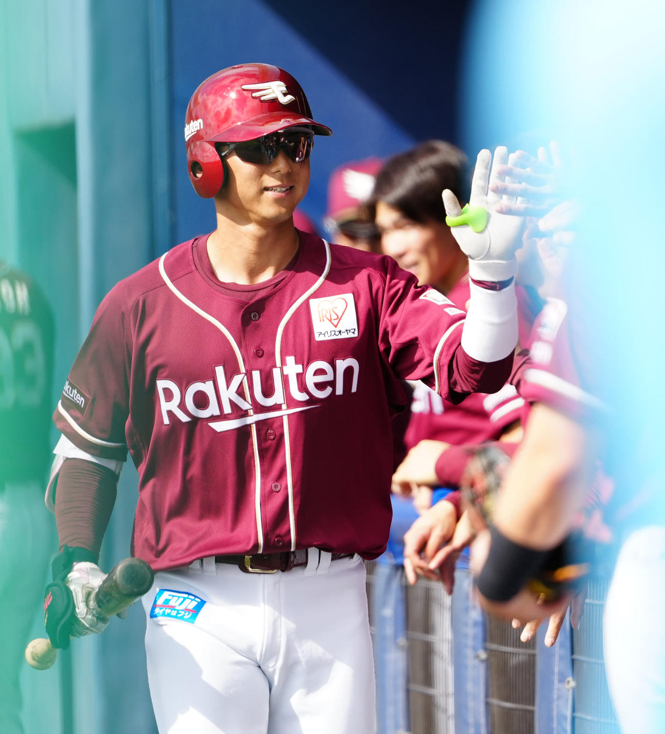 日本ハム対楽天　7回表楽天1死一、三塁、犠飛を放ち、ベンチでタッチを交わす代打宗山（撮影・江口和貴）