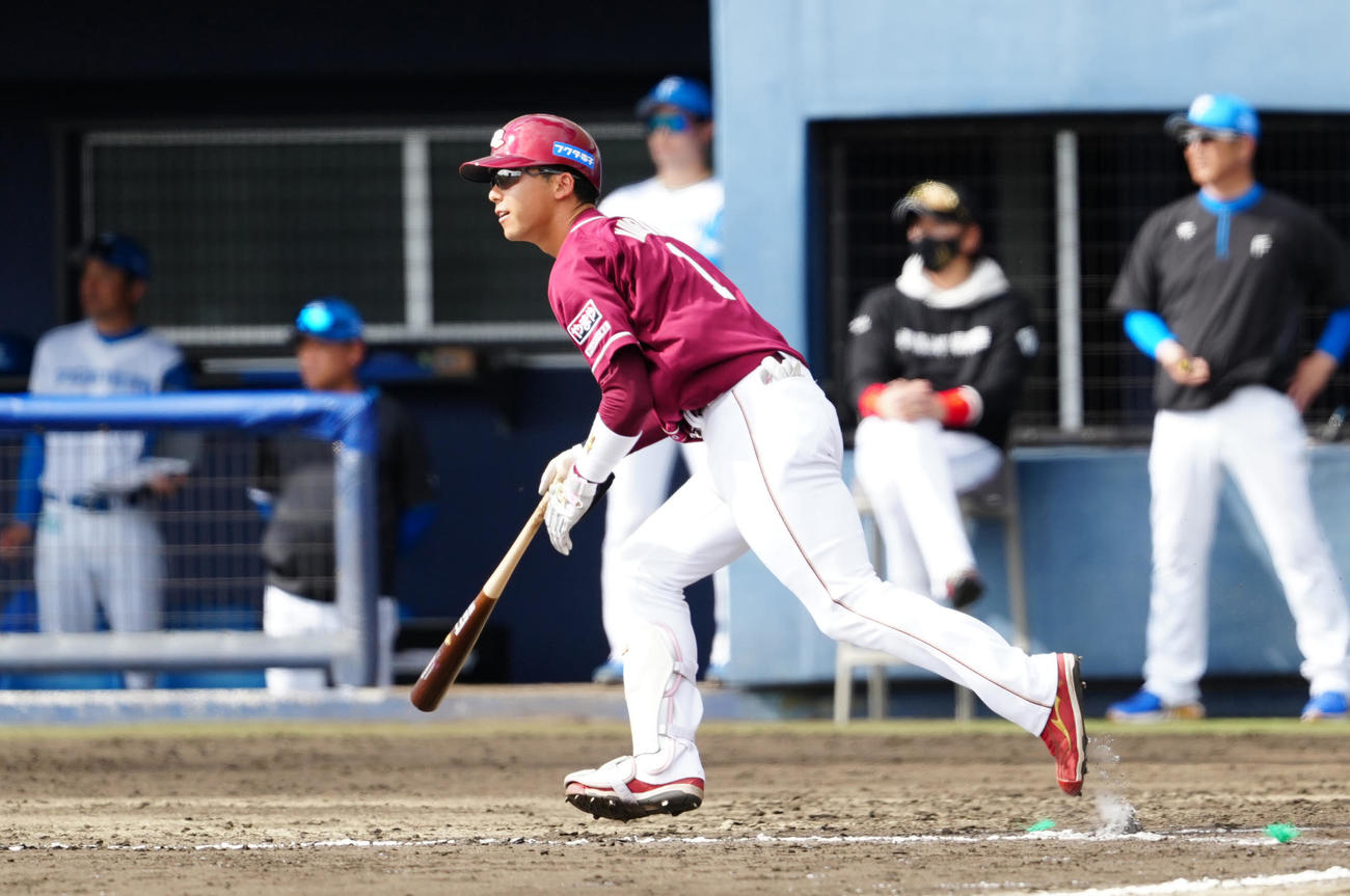 日本ハム対楽天　7回表楽天1死一、三塁、犠飛を放つ代打宗山（撮影・江口和貴）