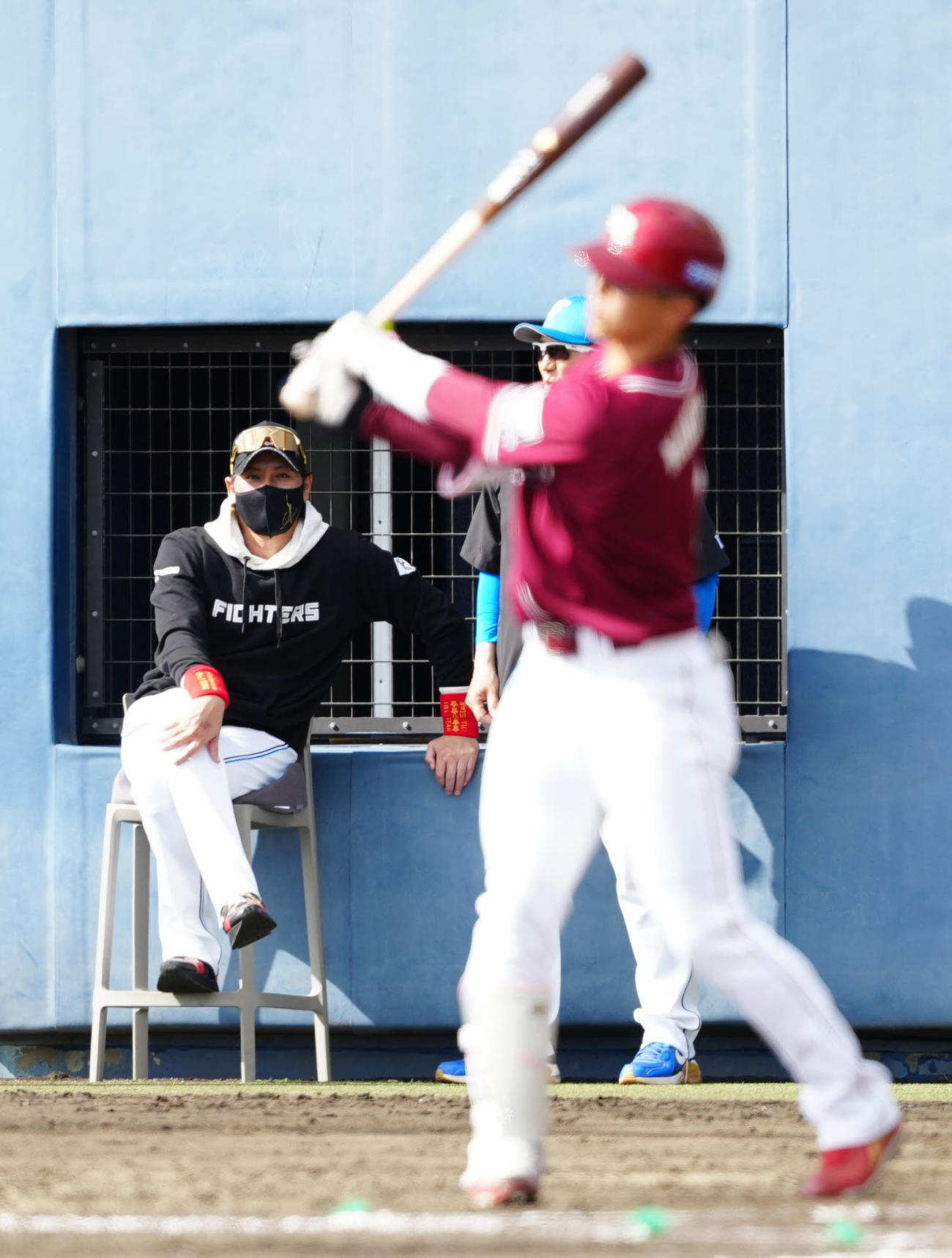 日本ハム対楽天　7回表楽天1死一、三塁、打席に立つ代打宗山（手前）を見つめる新庄監督（撮影・江口和貴）