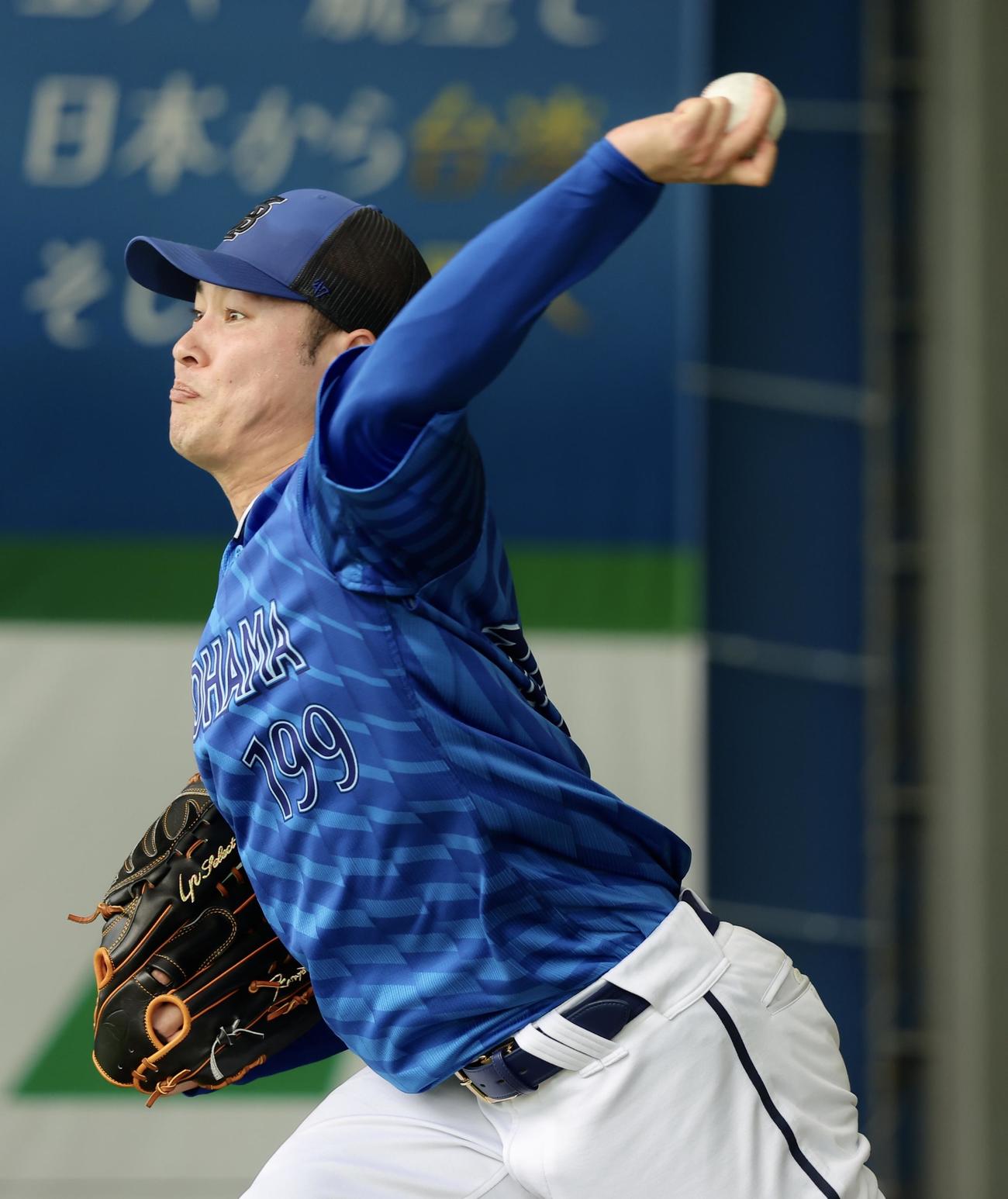 ブルペン投球するDeNA笠谷（撮影・河田真司）