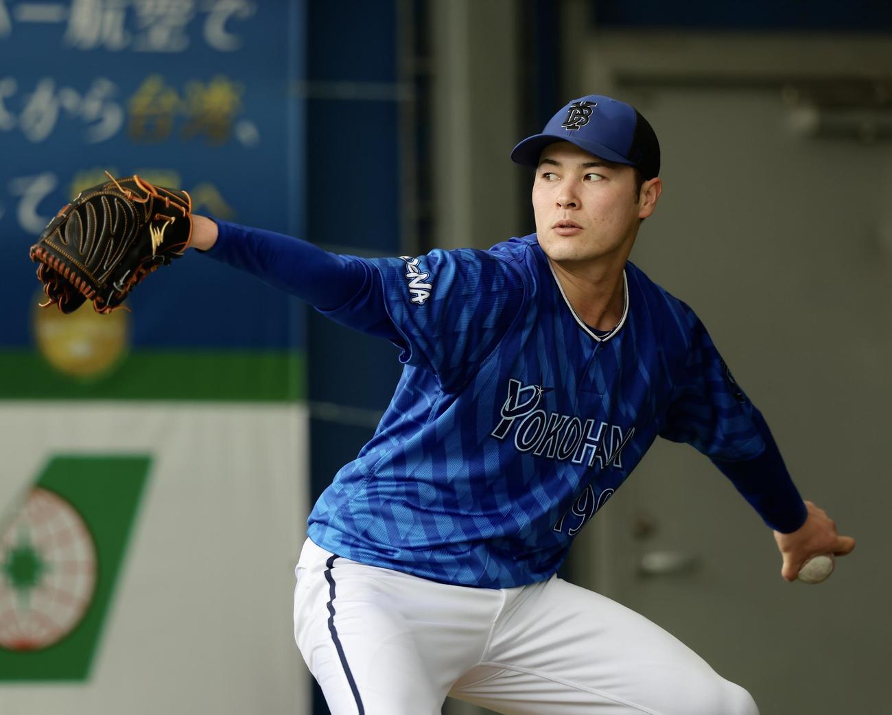 ブルペン投球するDeNA笠谷（撮影・河田真司）