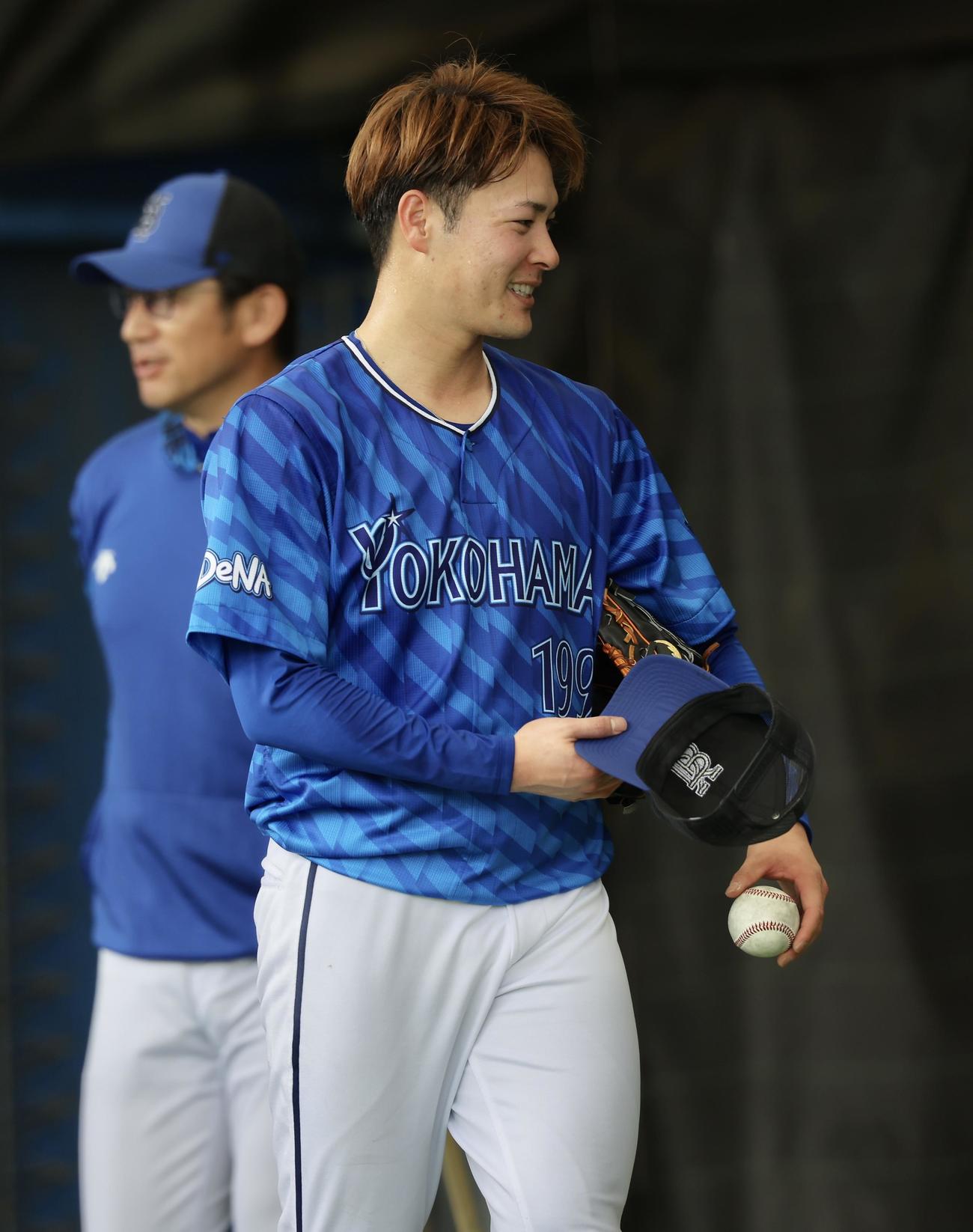 ブルペン投球を終え笑顔を見せるDeNA笠谷（撮影・河田真司）