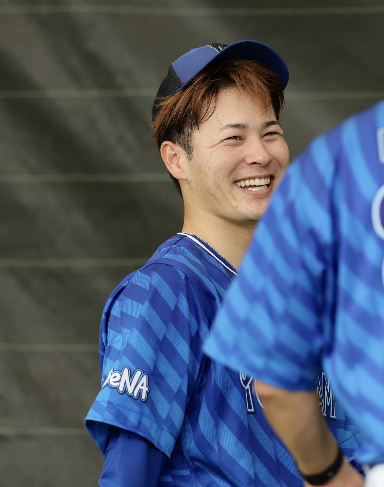 ブルペン投球を終え笑顔を見せる笠谷（撮影・河田真司）