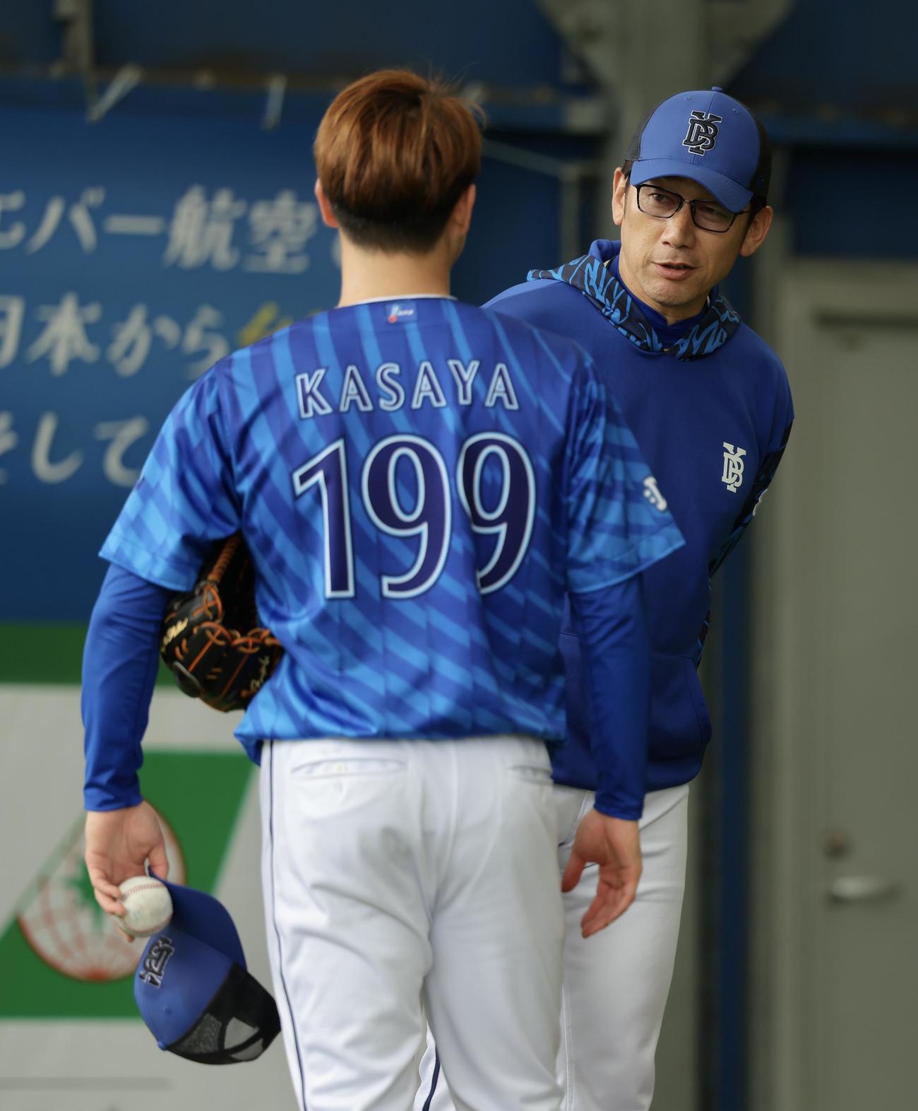 ブルペン投球を終える笠谷（手前）と言葉を交わすDeNA三浦監督（撮影・河田真司）