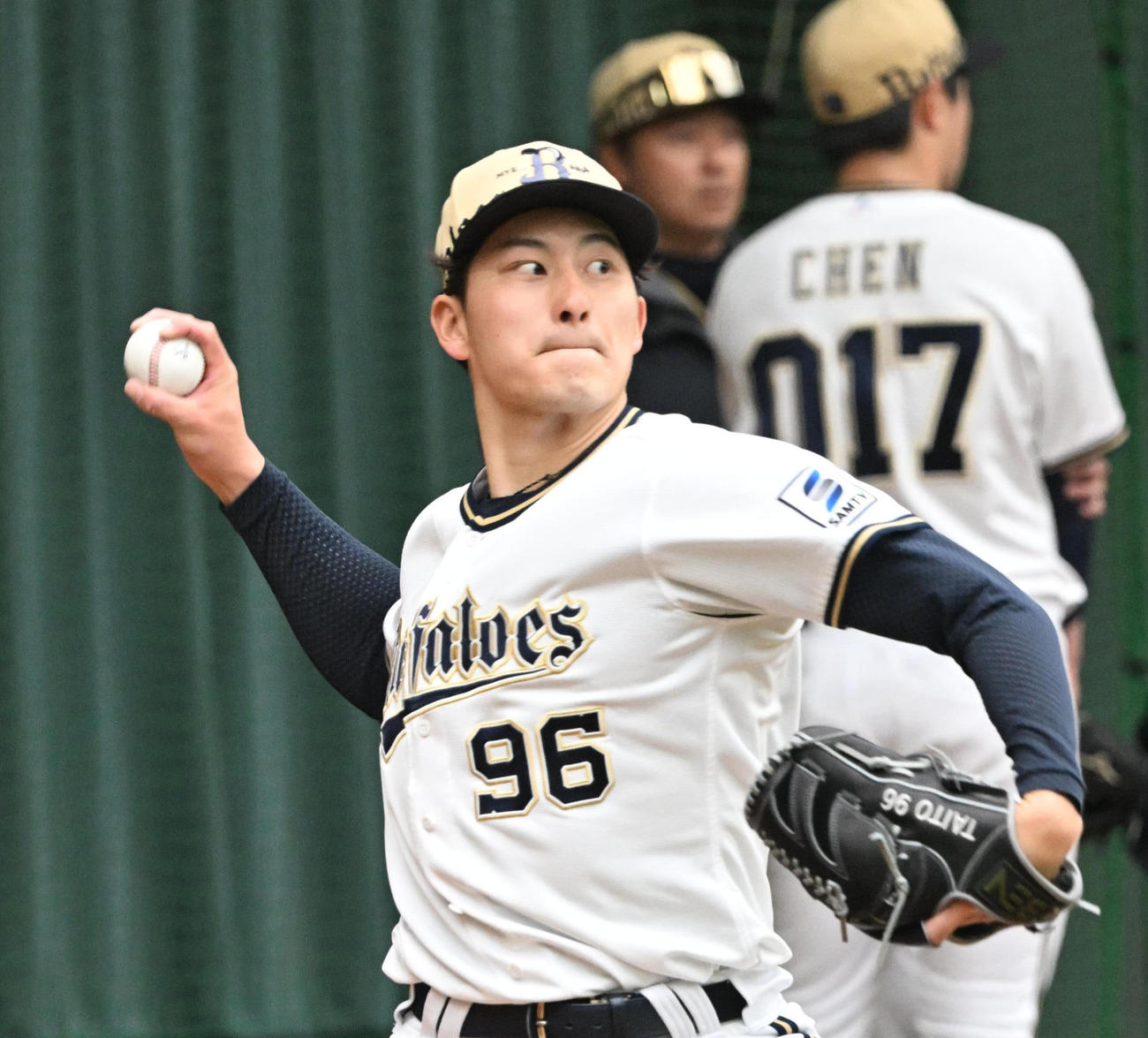 ブルペンに入り投げ込むオリックス高島（撮影・和賀正仁）
