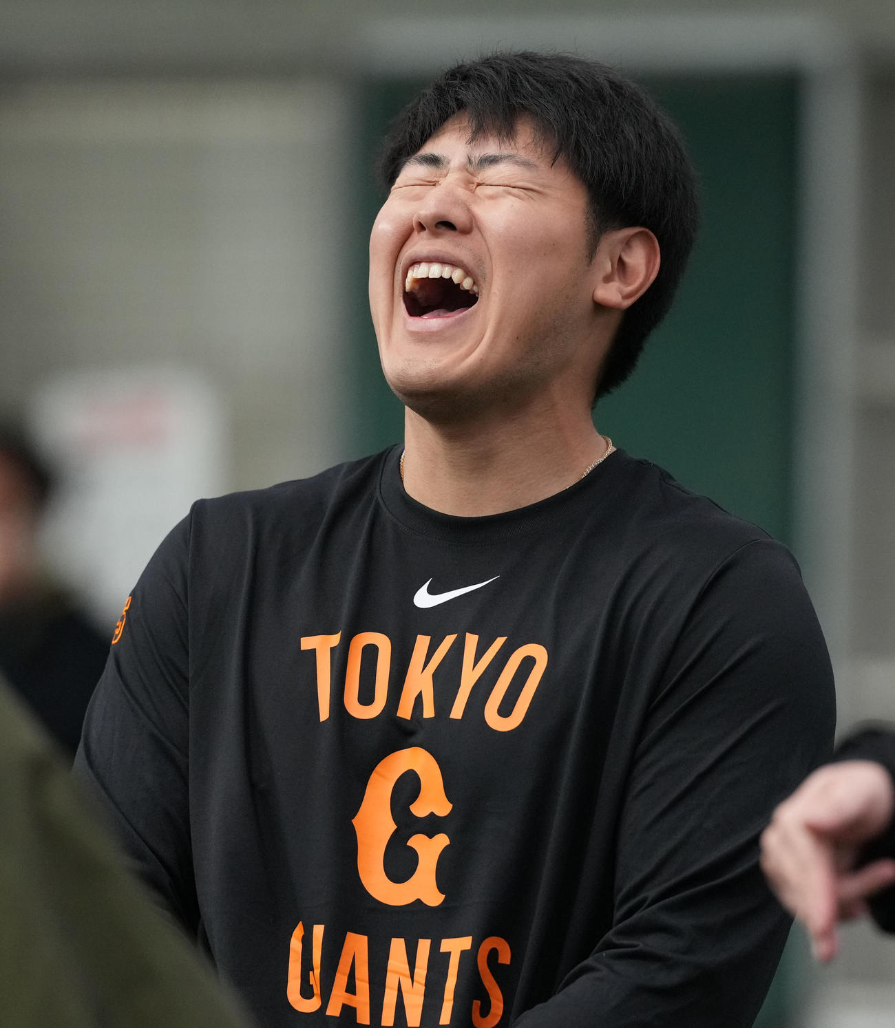 爆笑する巨人岡本（2025年2月12日撮影）