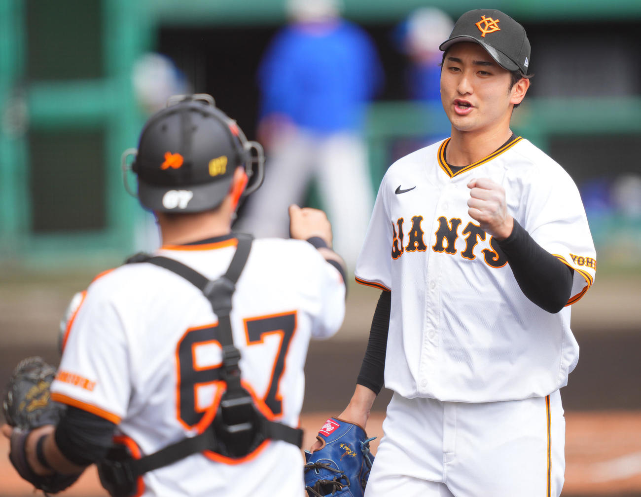 巨人対サムスン　4回表サムスンの攻撃を無失点に抑えた巨人横川（右）は山瀬とグータッチ（撮影・垰建太）