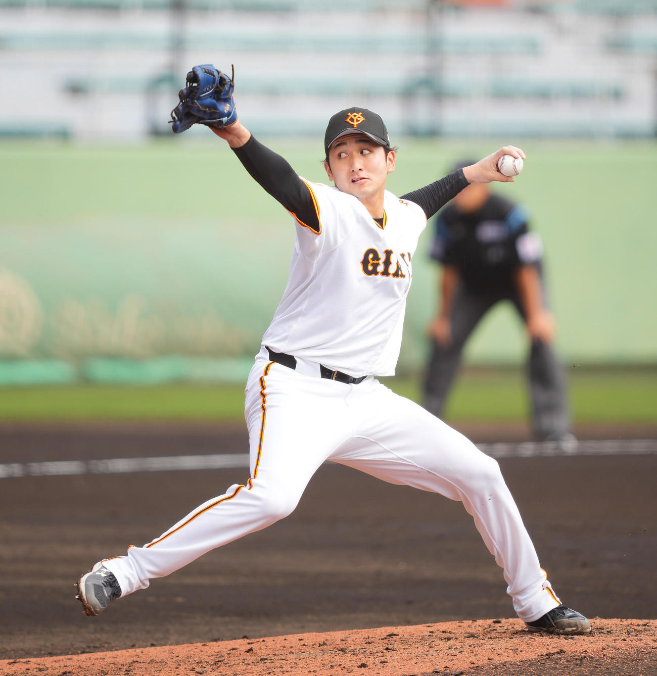 巨人対サムスン　4回表、巨人2番手で登板し力投する横川（撮影・垰建太）