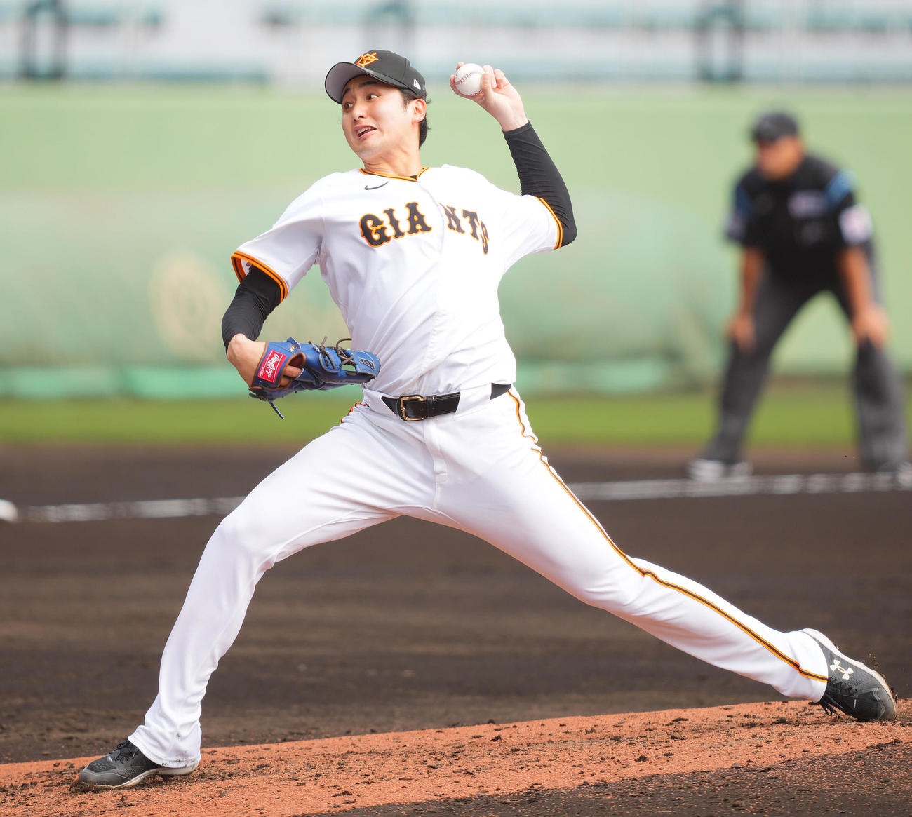 巨人対サムスン　4回表、巨人2番手で登板し力投する横川（撮影・垰建太）