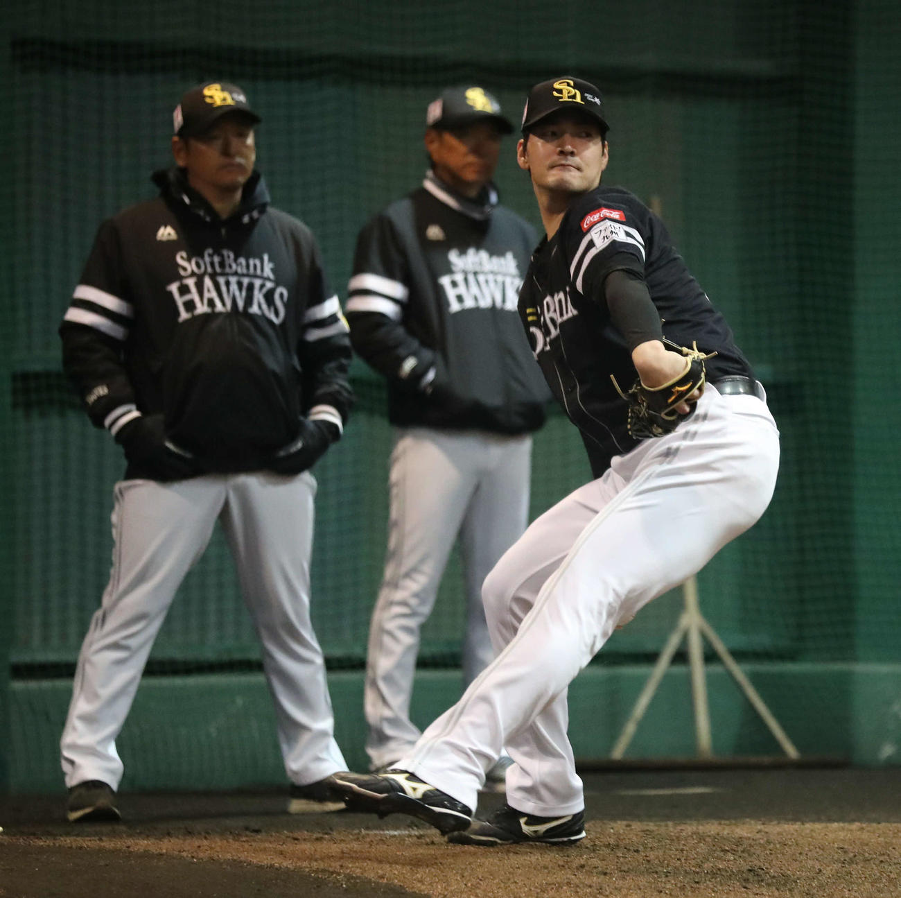 ブルペンで力強く投げ込む有原、後方は左から倉野コーチと小久保監督（撮影・梅根麻紀）