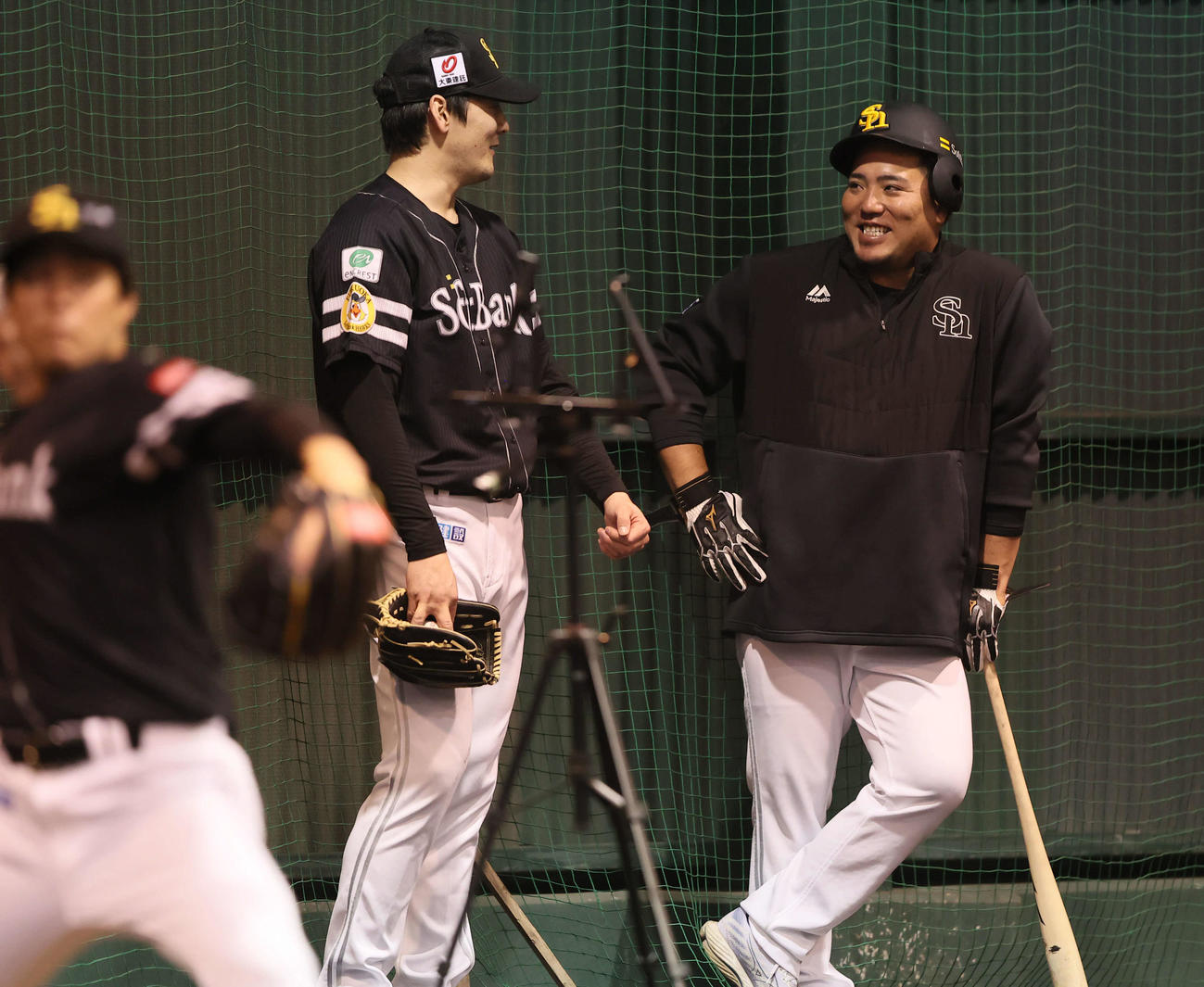 ブルペンでの投げ込みを終えた有原（左）は山川と話をする（撮影・梅根麻紀）