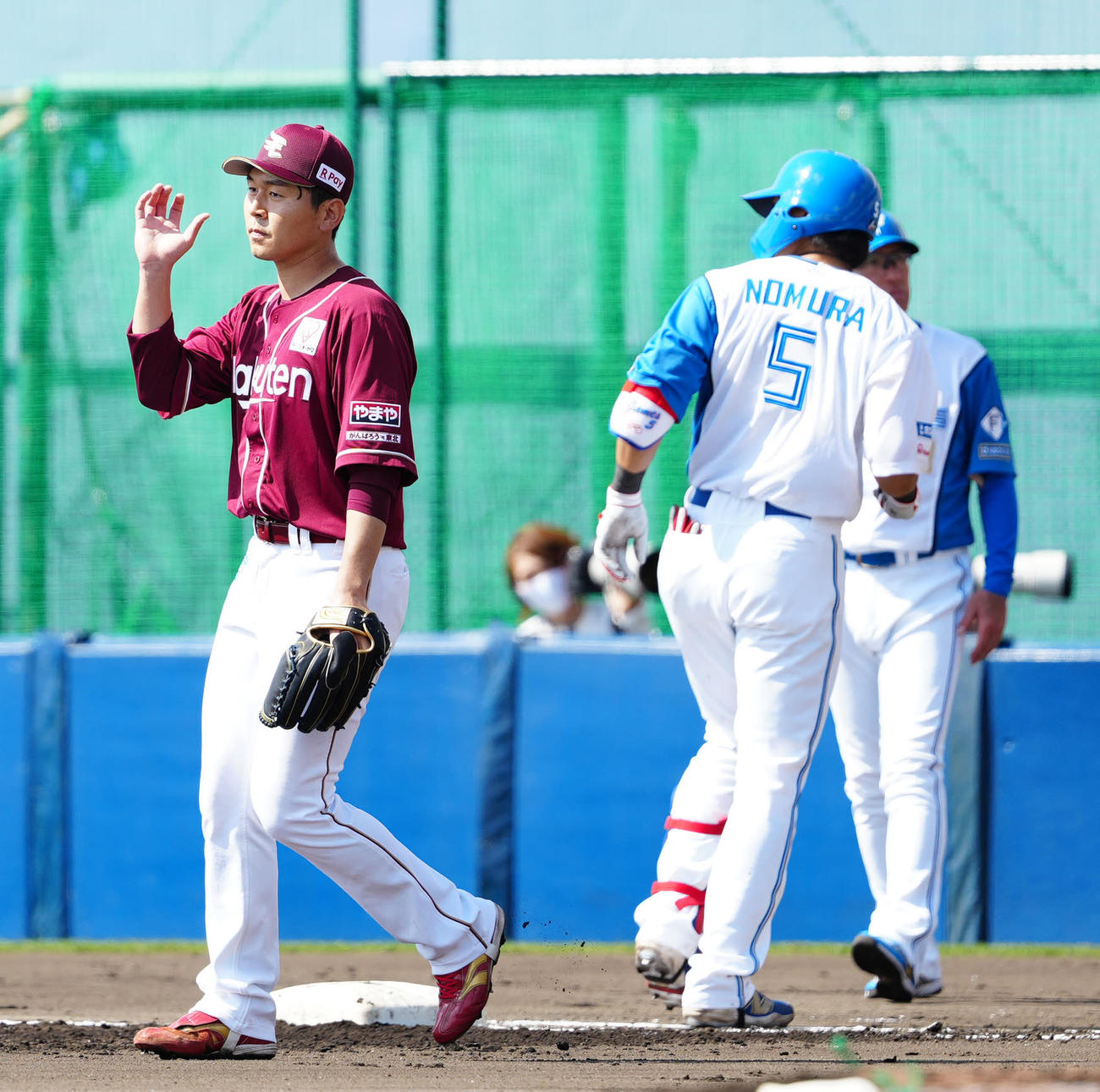 日本ハム対楽天　2回裏日本ハム無死、野村（右）を一飛に仕留めた西口（撮影・江口和貴）
