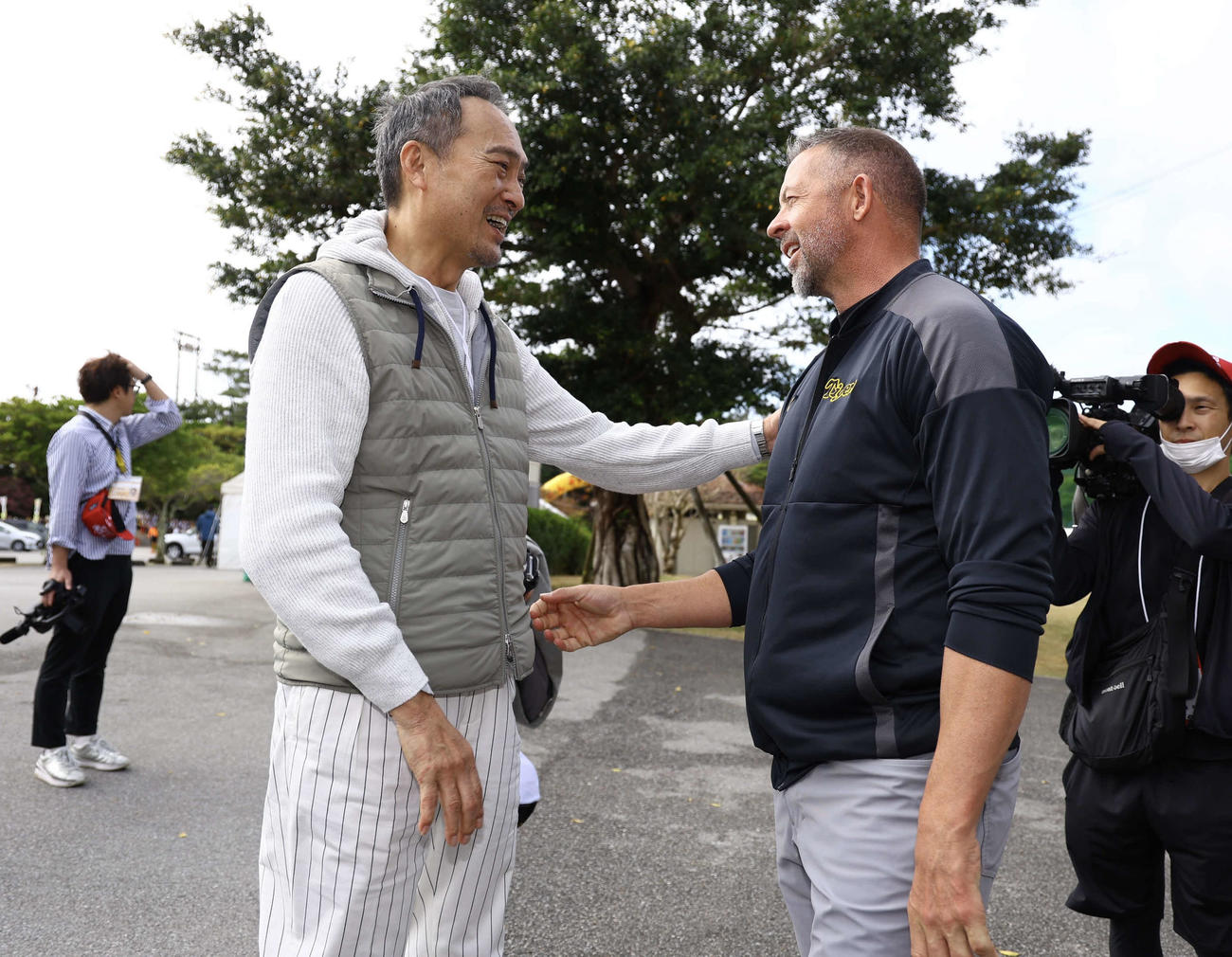 話をする俳優の渡辺謙（左）とウィリアムス（撮影・藤尾明華）