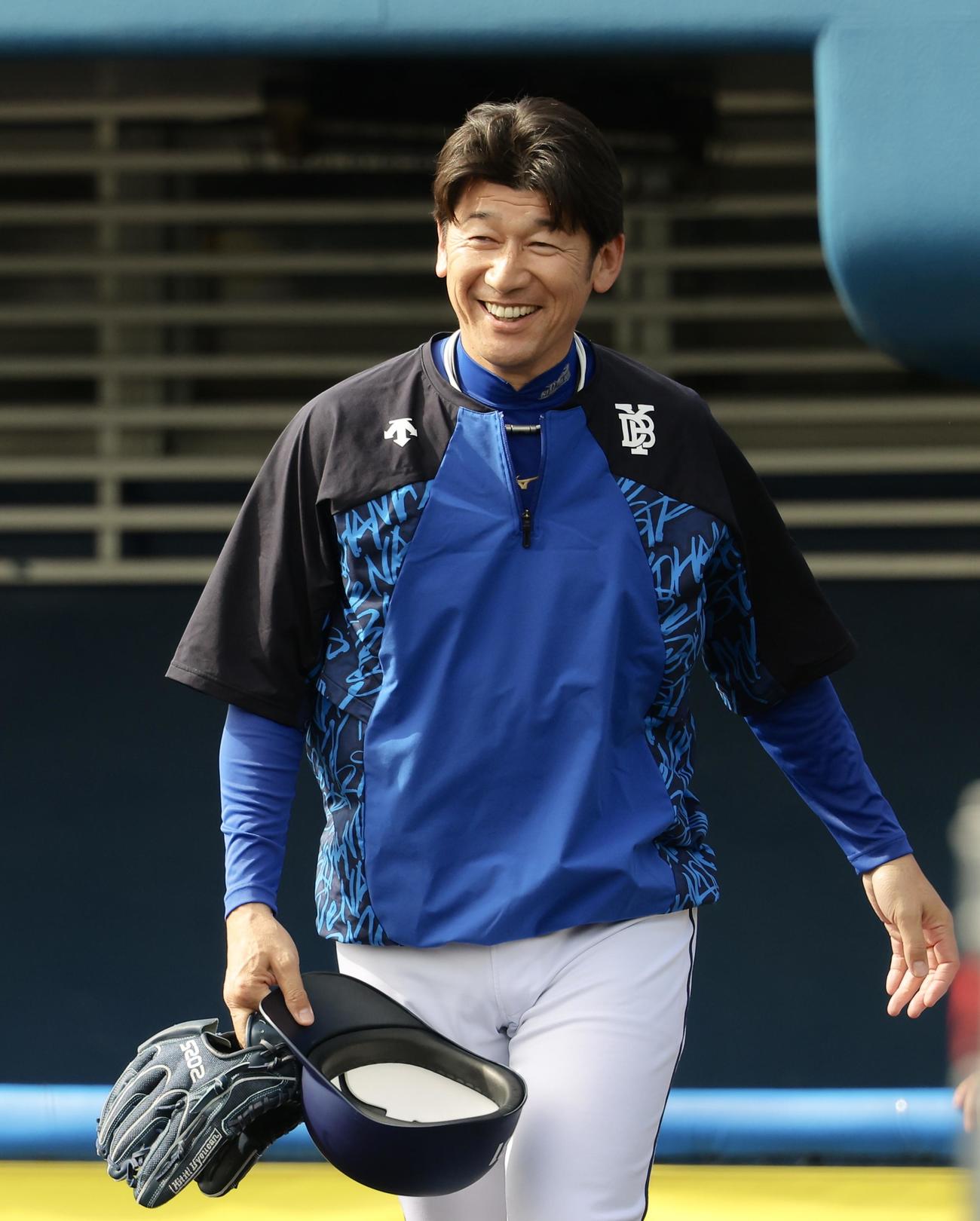笑顔でマウンドに向かうDeNA三浦監督（撮影・河田真司）