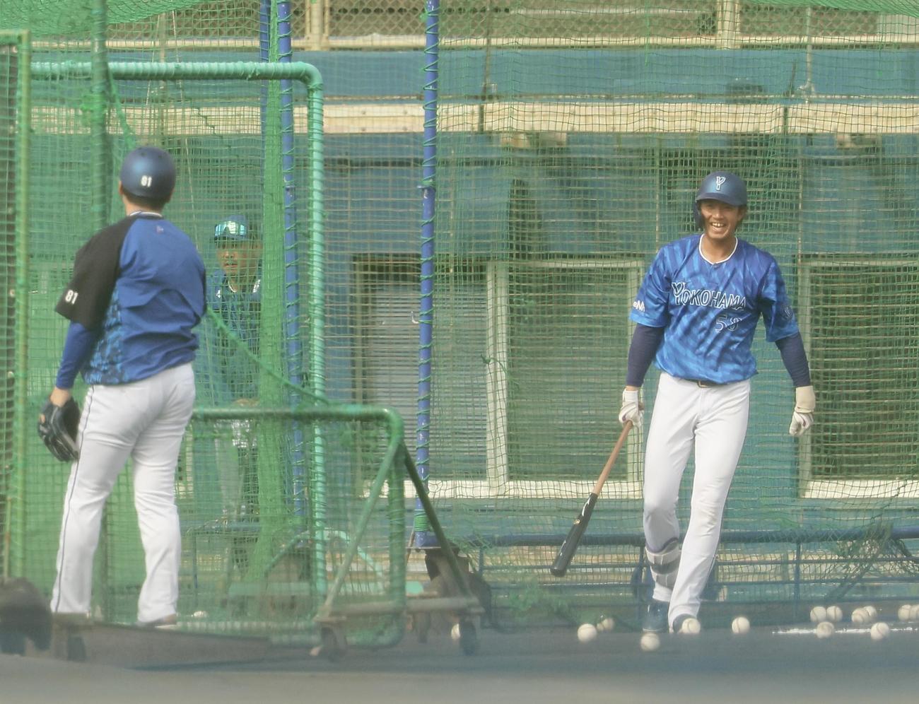 特打で三浦監督の球を受けるDeNA梶原（撮影・河田真司）