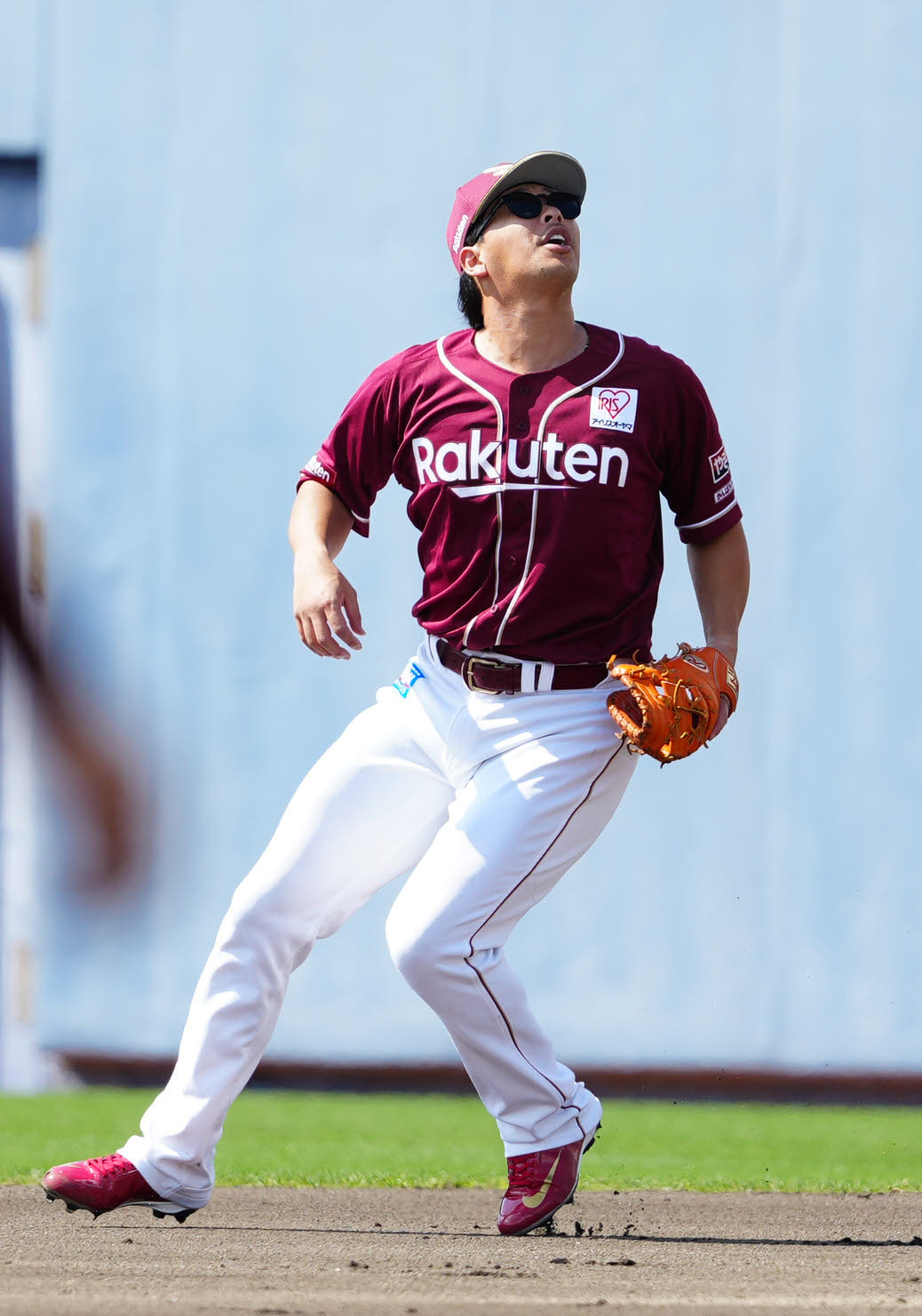 日本ハム対楽天　2回裏日本ハム無死、一飛となった野村の打球を捕球する一塁手浅村（撮影・江口和貴）