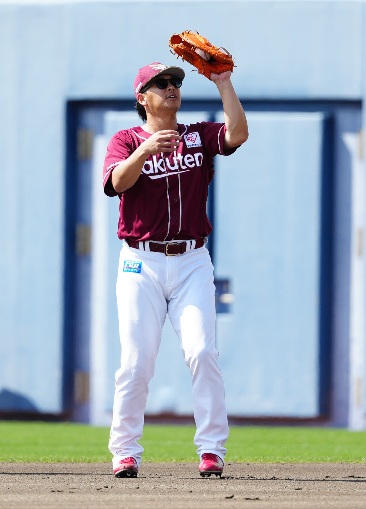 日本ハム対楽天　2回裏日本ハム無死、一飛となった野村の打球を捕球する一塁手浅村（撮影・江口和貴）