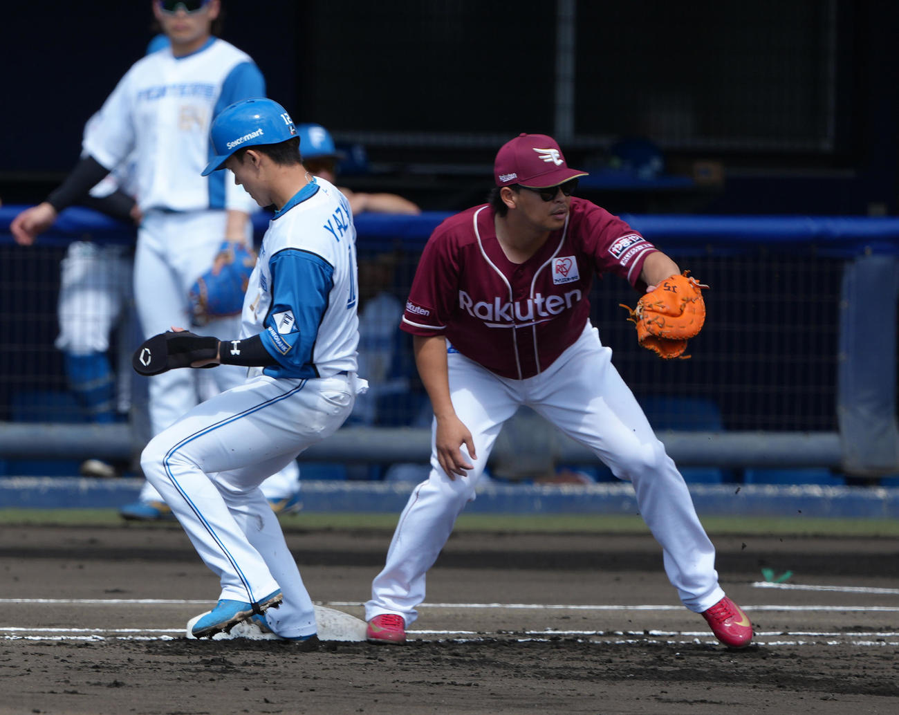 日本ハム対楽天　一塁の守備をこなす浅村（右）（撮影・足立雅史）