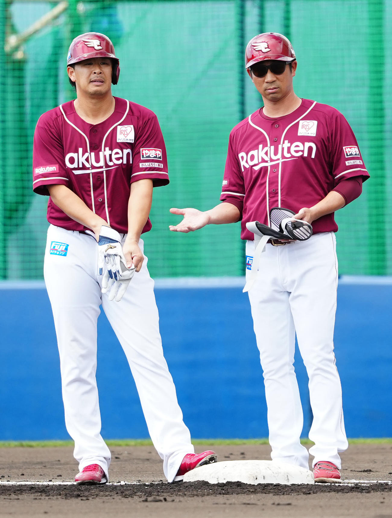 日本ハム対楽天　2回表楽天無死、左前打を放った浅村（左）（撮影・江口和貴）
